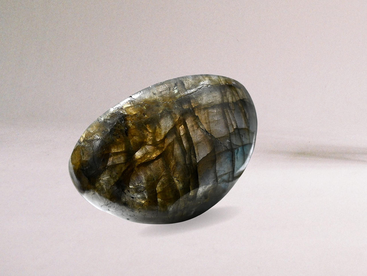 Labradorite Crystal Bowl - 2 Inch Decorative Bowls for Room and Home Decor - Gemstone Healing Crystals for Elegant Display, Positive Energy Balance and Gift