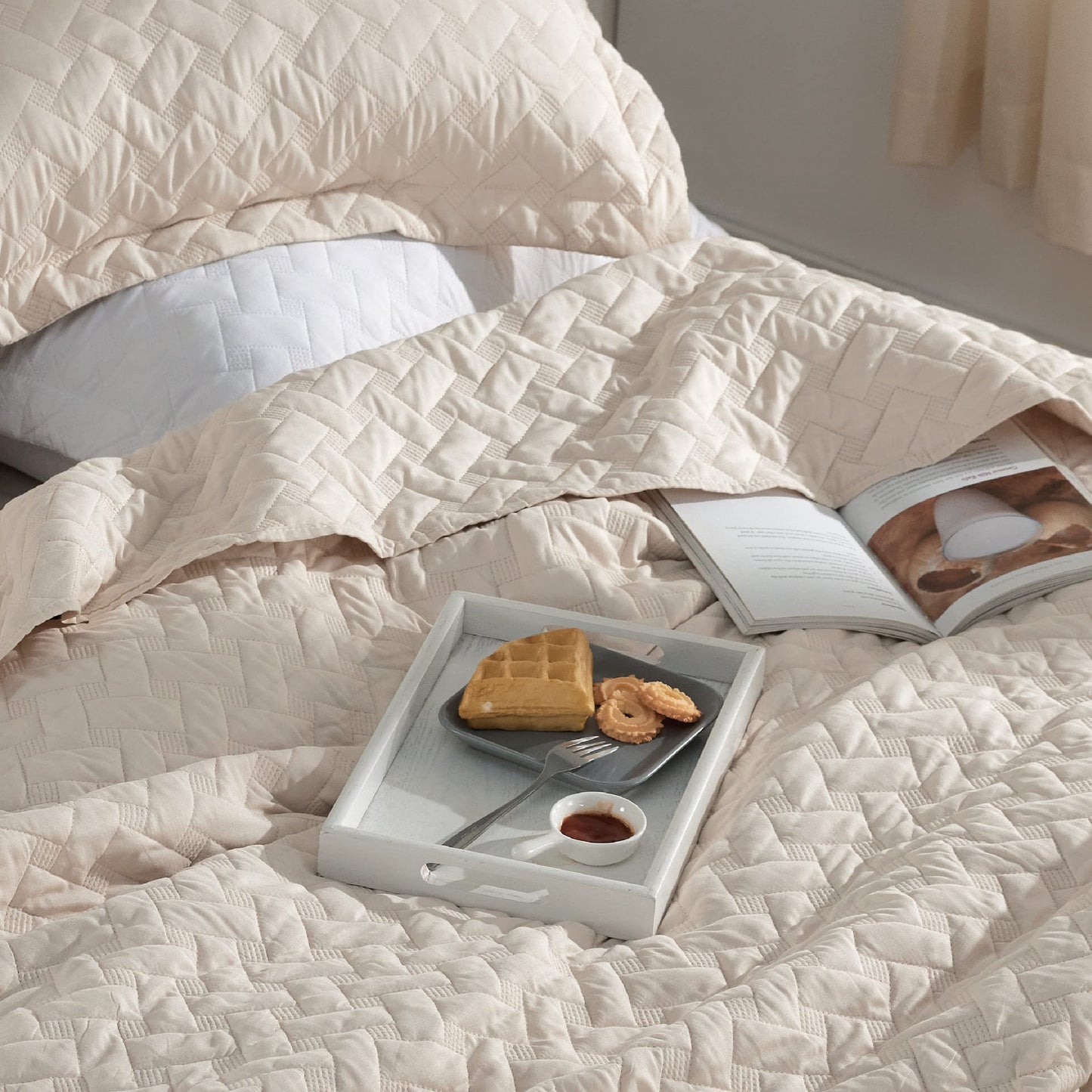 Bedsure Quilts Queen Size - Lightweight Bedspreads Queen Size with Basket Weave Pattern, Soft Quilt Bedding Set, Beige Comforter Set Coverlet for All Seasons with 2 Pillow Shams (90" x 96")