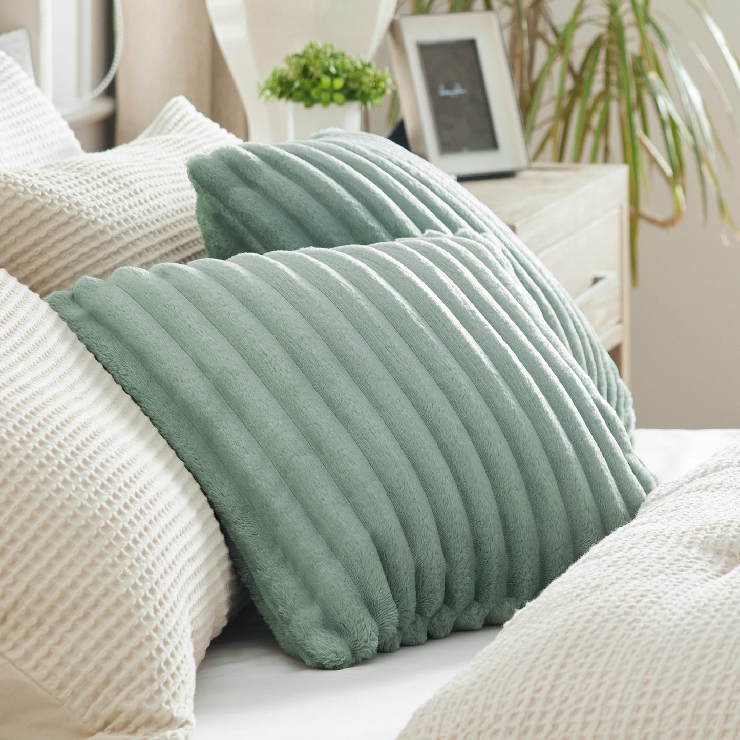 Bedsure Mallard Green Fleece Blanket & Throw Pillow Covers Sage Green