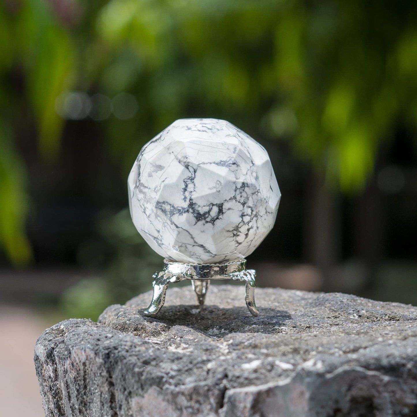 Crocon 45mm Howlite Diamond Cut Stone Sphere Ball with Metal Stand 1400+ Carats Gemstone Ball Healing Ornament Rock Sphere Sculpture Figurine for Fengshui Divination Crystal Home Decor Photography