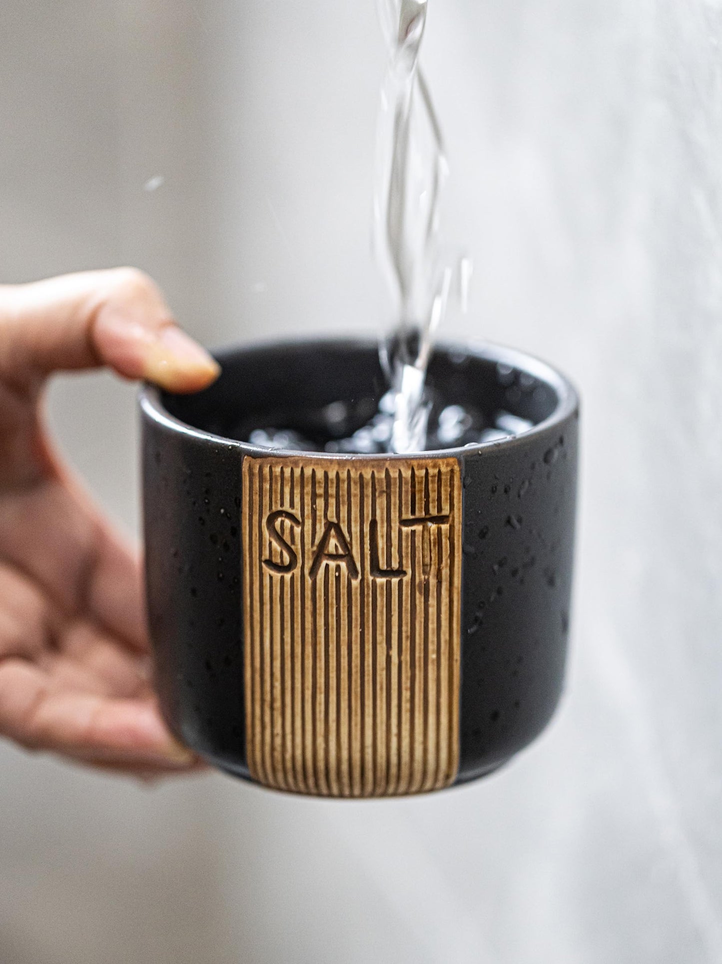 YHOJOY Salt Container for Countertop, Ceramic Salt Cellar with Lid & Spoon, Farmhouse Salt Bowl for Mother's Day, 10 OZ, Black