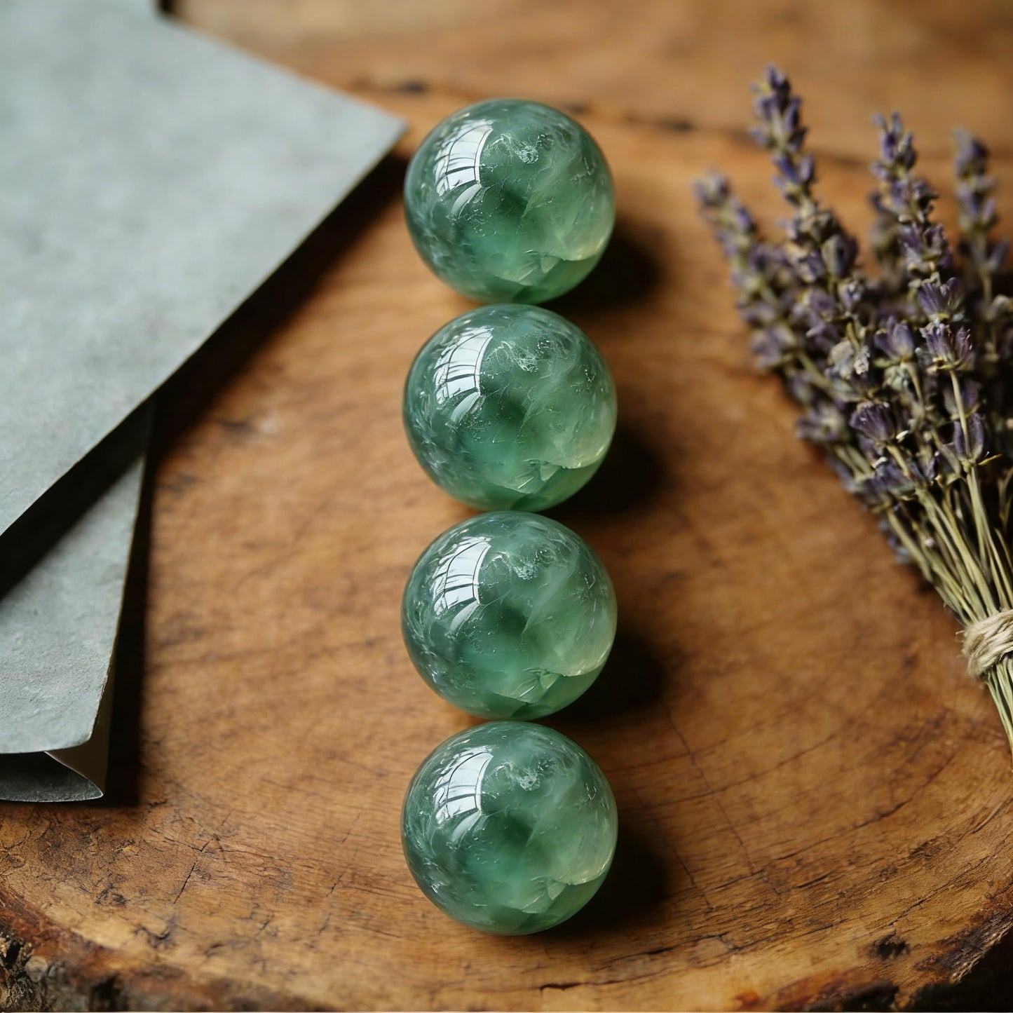 AierCrystal Natural Stone Crystal Sphere Feng Shui Home Decoration Ball Positive Energy Scrying Orb for Meditation Tool for Spiritual Space Purification Globe Diameter 6-7cm Green Fluorite Sphere