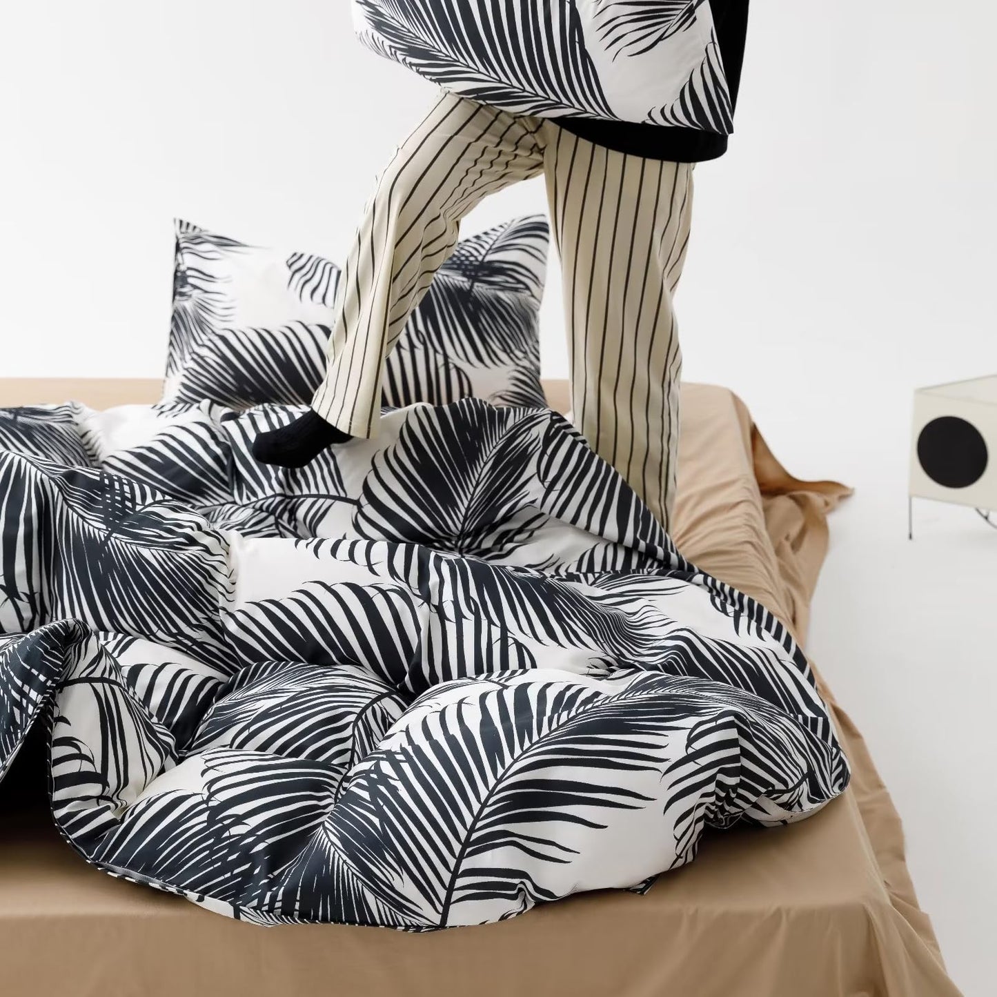 karever Black Leaves Comforter Queen & White Palm Leaf Printed Sets Modern Boho Tropical Botanical Bed Quilts for Women Men Soft Floral Comforters, Queen(90''*90'')