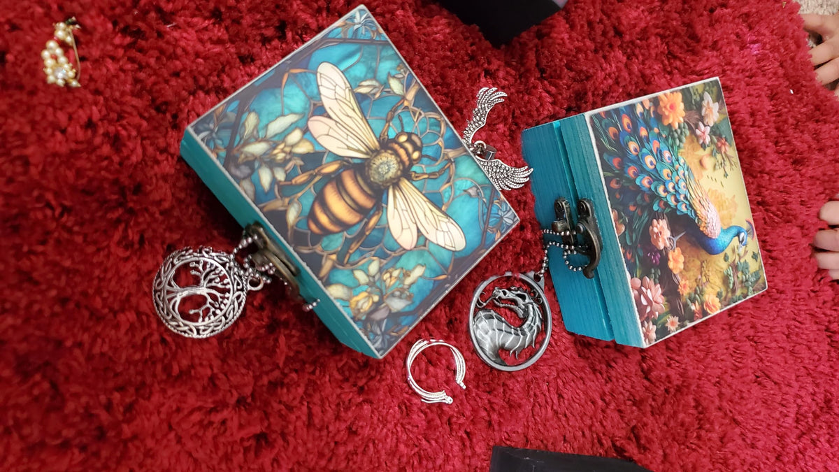 JB&C Premium Bee Trinket Box Small Jewelry Keepsake Box | Earrings Necklace Storage Box for Girls Women | Bee lovers Gift Idea, Animals Ornaments for Home Décor (3BES)