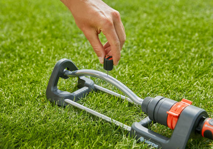 Gardena Aqua S oscillating sprinkler: Lawn sprinkler for watering areas of 90–220 m², range 7–17 m, spread max. 13 m, built-in metal filter (18700-20)