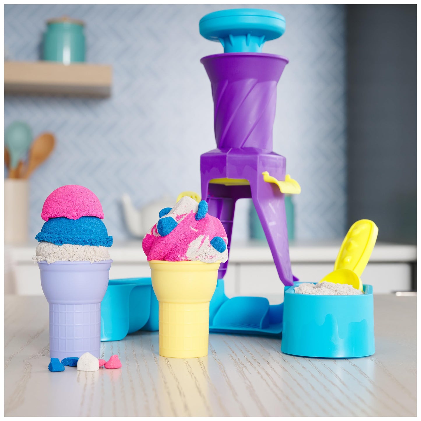 Kinetic Sand, Soft Serve Station with 396g of Play Sand (Blue, Pink and White), 2 Ice-Cream Cones and 2 Tools, Sensory Toys for Kids Aged 5 and up