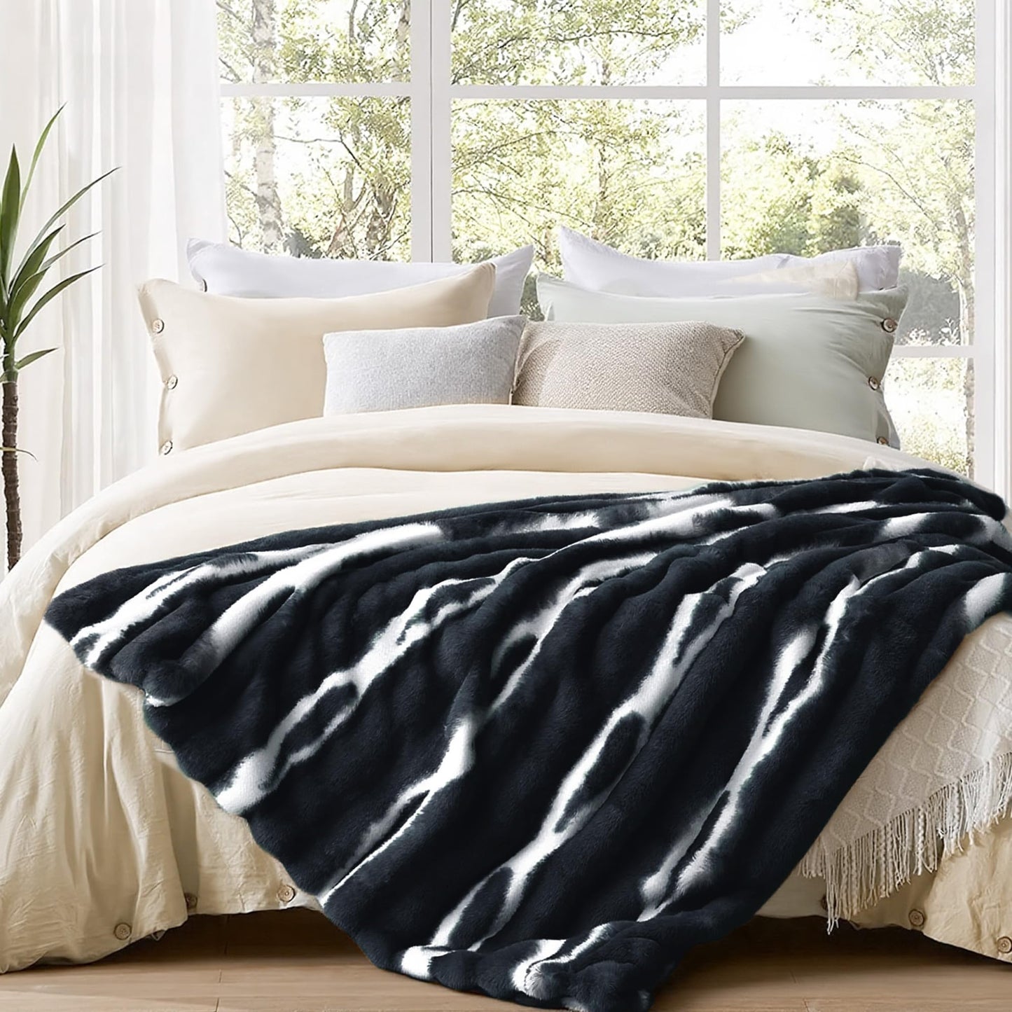 VFROO Plush Faux Rabbit Fur Throw Blanket – 850GSM Thick & Warm, Ultra Soft Fluffy Blanket for Couch, Bed, Sofa, Ideal Gift for Women, 50" × 60", Black