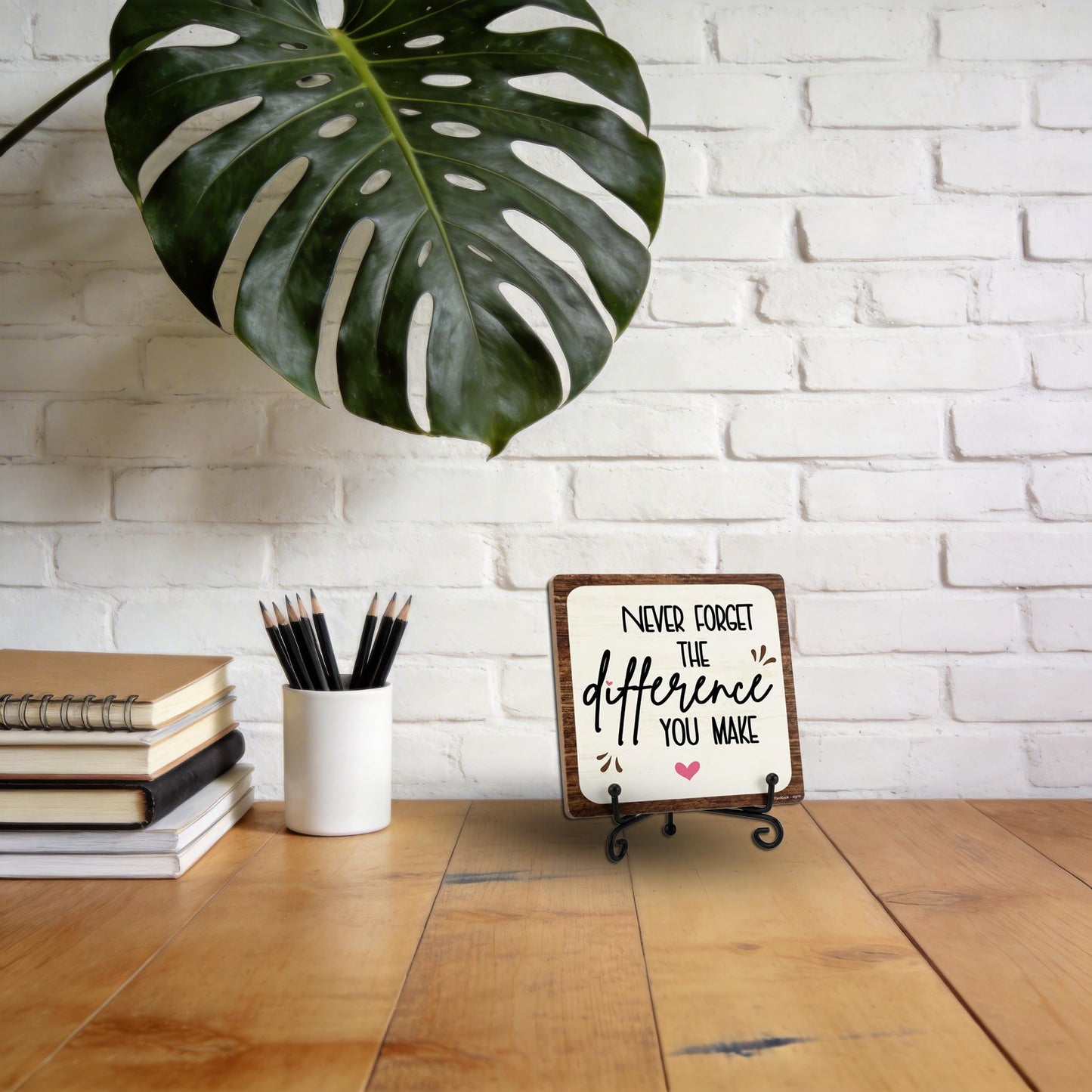 YanNook 5x5 Inch Motivational Desk Decor – “Never Forget the Difference You Make” Wooden Plaque with Metal Stand, Inspirational Office Decor for for Women & Men, Teacher Desk & Home Office, 2604