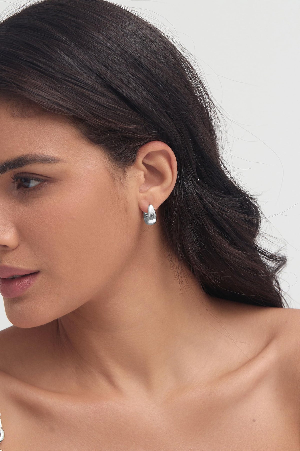 Small Chunky Hoop Earrings for Women 14k Real Gold Plated 925 Sterling Silver Post Small Oval Hoop Earrings Hypoallergenic Thick Huggie Hoops Earrings Jewelry Gifts for Women (silver)