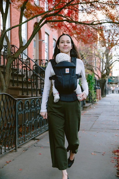 Ergobaby Omni Breeze Carrier for Newborns, from Birth to 20.4 kg, 4 Positions, SoftFlex Mesh, Ergonomic Baby Front-Inward and Back Carry Position, Onyx Black