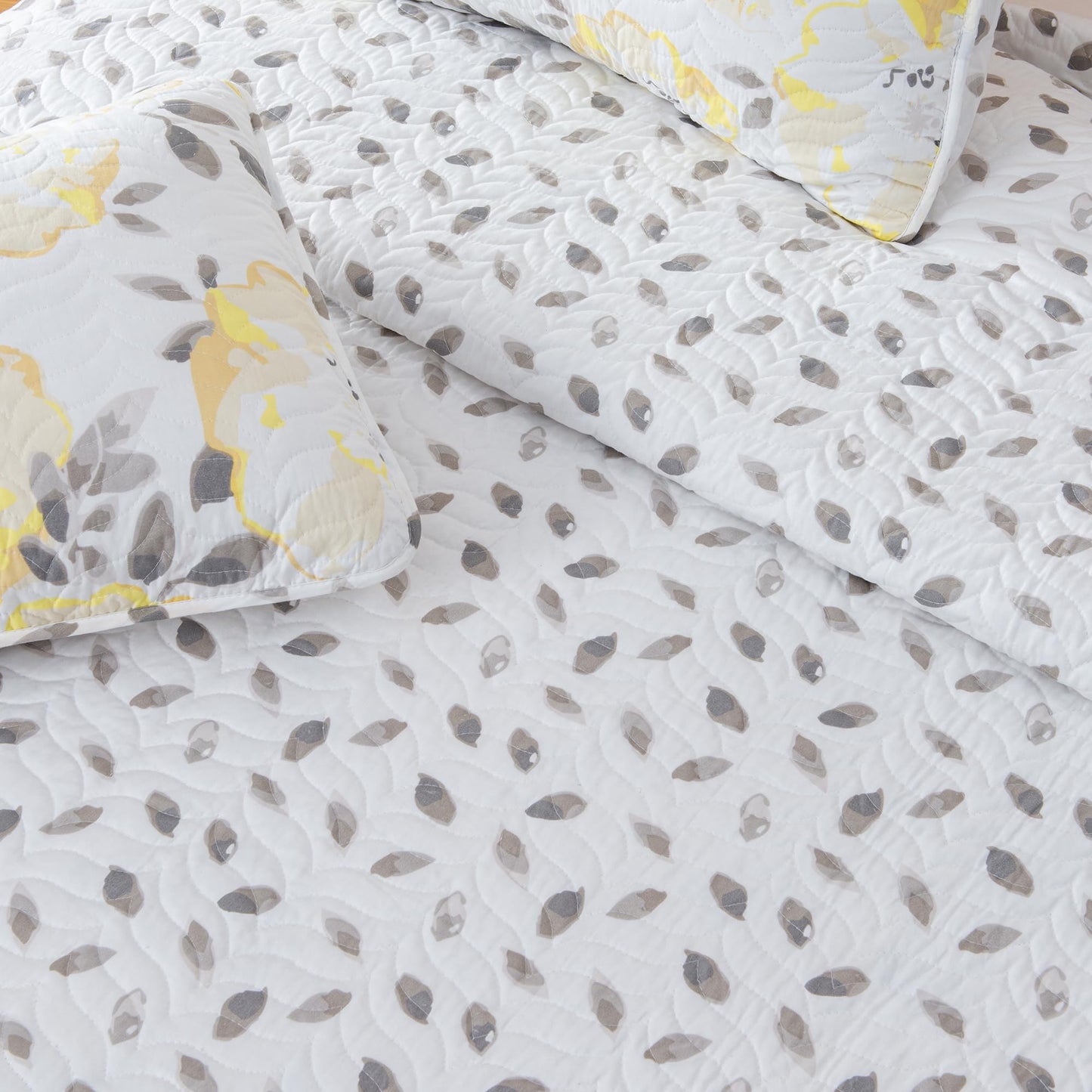 Great Bay Home Floral Twin/Twin XL Quilt Set with Shams, Yellow Floral Bedding Set, All-Season, Lightweight Bedspread. Reversible. Farmhouse Bedding. (Twin/Twin XL, Helene)