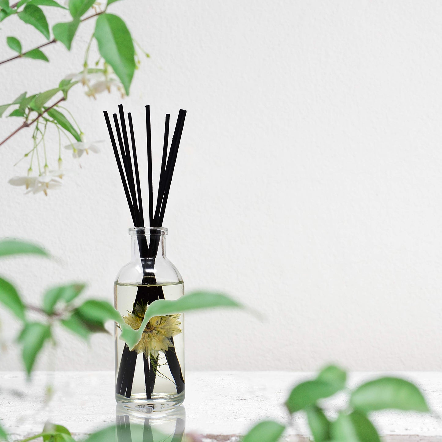 Urban Naturals Tobacco & Vanilla Reed Diffuser Scented Sticks Set | Tobacco Leaf, Bergamot, Vetiver, Bourbon and Vanilla Bean Scented Oils | Decorated with Natural Flowers | Made in The USA