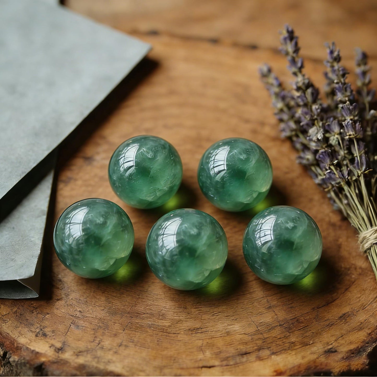 AierCrystal Natural Stone Crystal Sphere Feng Shui Home Decoration Ball Positive Energy Scrying Orb for Meditation Tool for Spiritual Space Purification Globe Diameter 6-7cm Green Fluorite Sphere