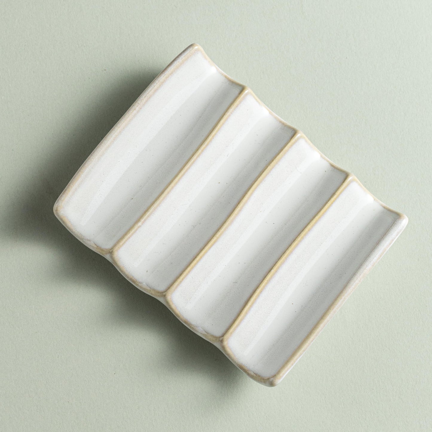 Cormomu Soap Dish with Self Drain Fluted Design, Bar Soap Holder for Bathroom, Japanese Soap Tray for Shower, Bathroom and Kitchen Sink Organizer, Ceramic Soap Saver, White