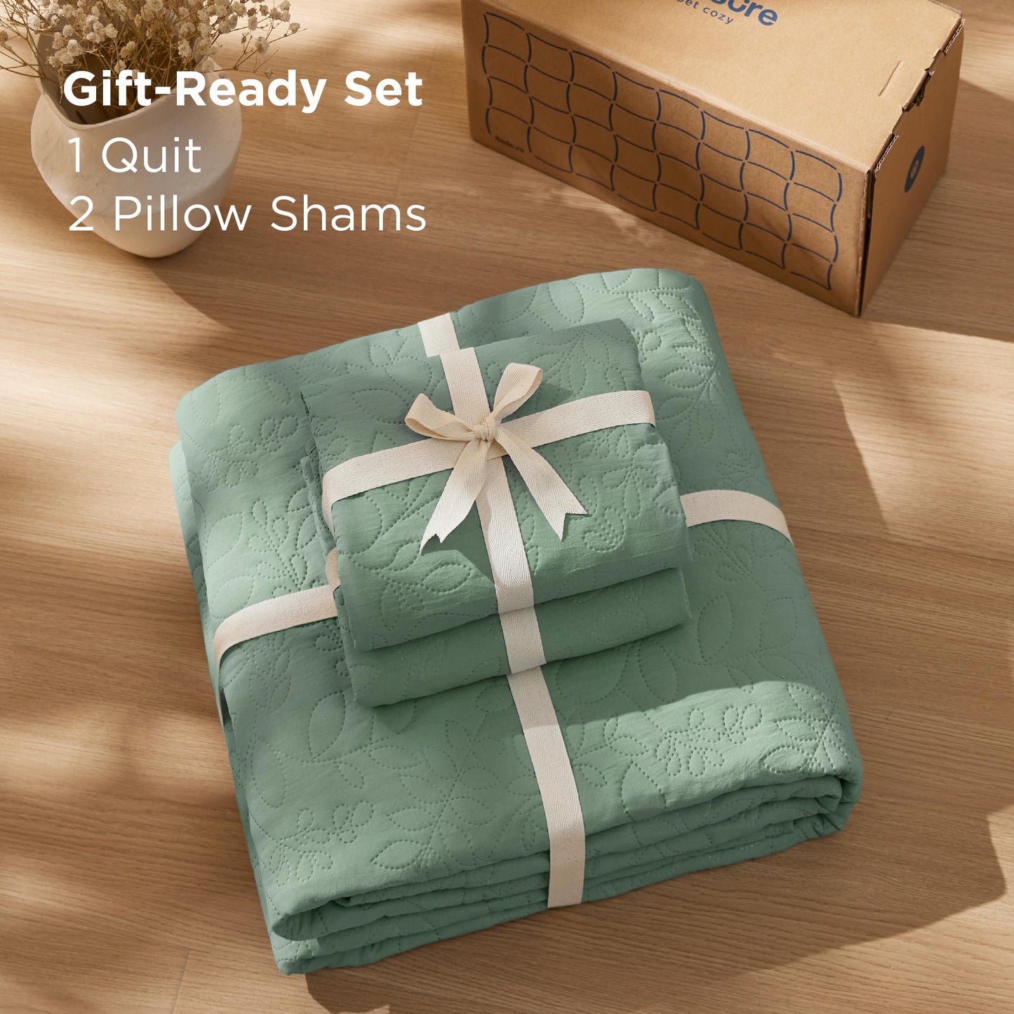 Bedsure Quilt King Size - Ultra Soft Pre-Washed Cloud-Like Bedding, All-Season Lightweight Comforter for Country Bedroom, Leaf Design Coverlet in Sage Green, 106 x 96 Inches