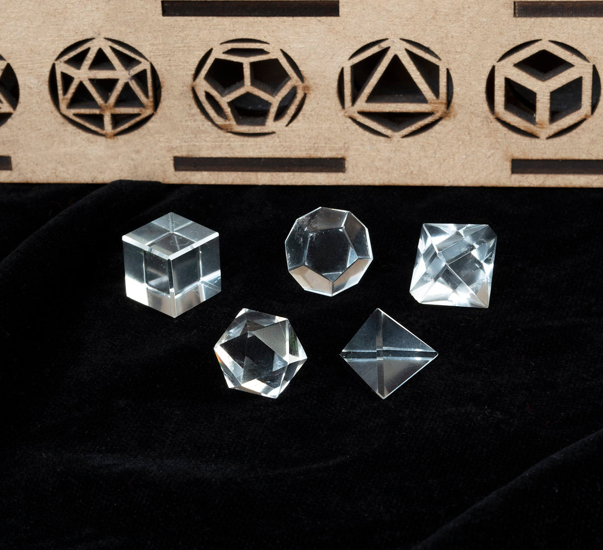 Crocon Clear Quartz 5 Pcs Platonic Sacred Stones Geometry Set for Chakra Stone Balancing Reiki Healing Spiritual Good Luck Home Office Decor Size: 15-20 mm