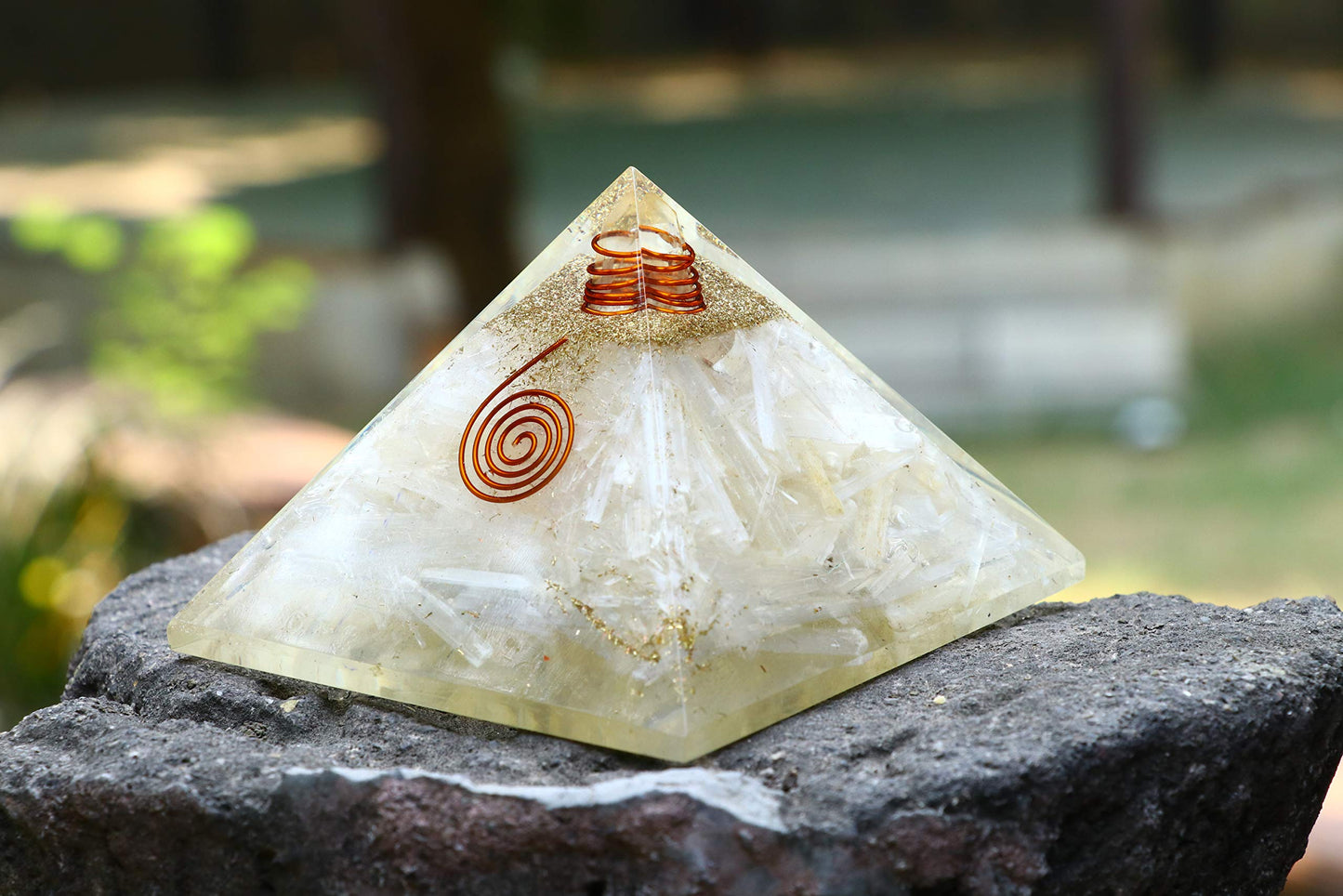 Crocon Selenite Orgone Pyramid Healing Crystals Stone Orgonite Gemstone Pyramid Stones Reiki Crystal Good Luck Charms Meditation Chakra Organite Home Decor Spiritual Gifts Size 2.5 Inch App.