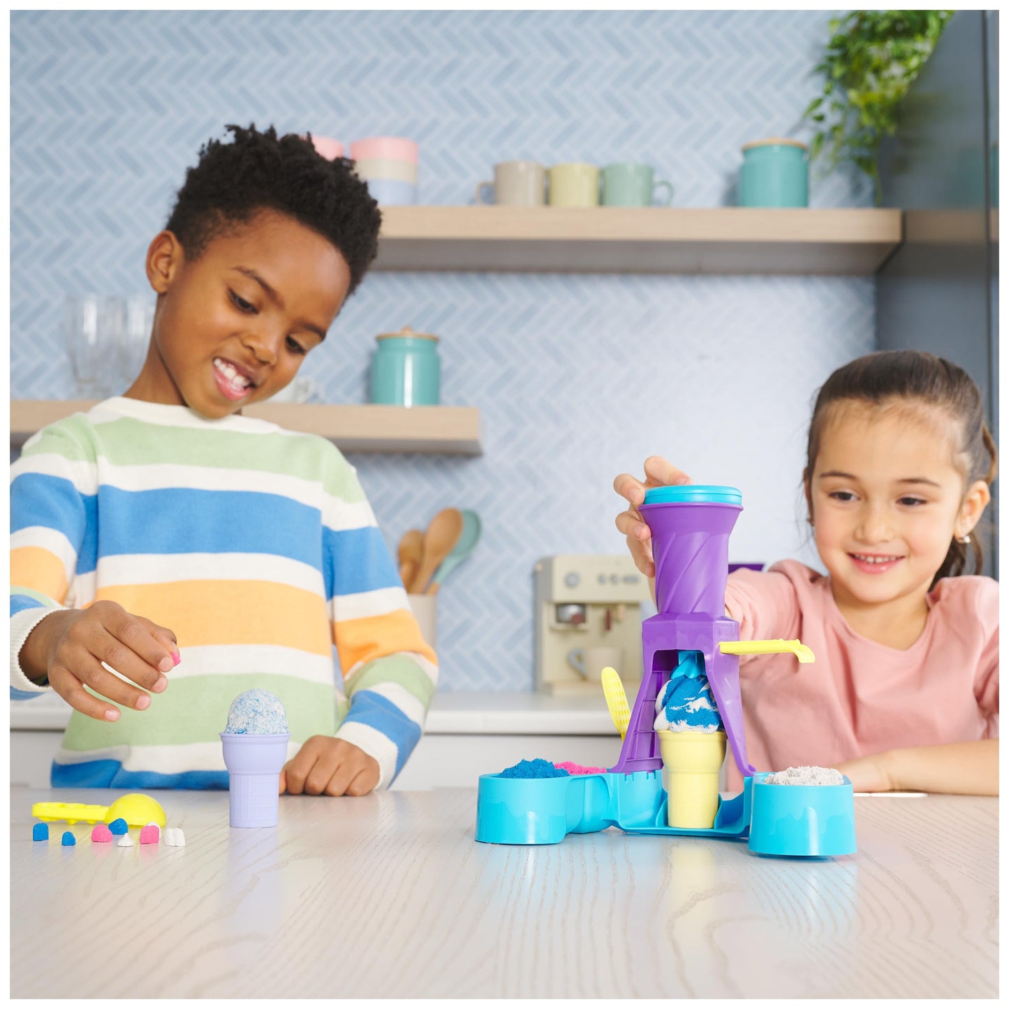 Kinetic Sand, Soft Serve Station with 396g of Play Sand (Blue, Pink and White), 2 Ice-Cream Cones and 2 Tools, Sensory Toys for Kids Aged 5 and up