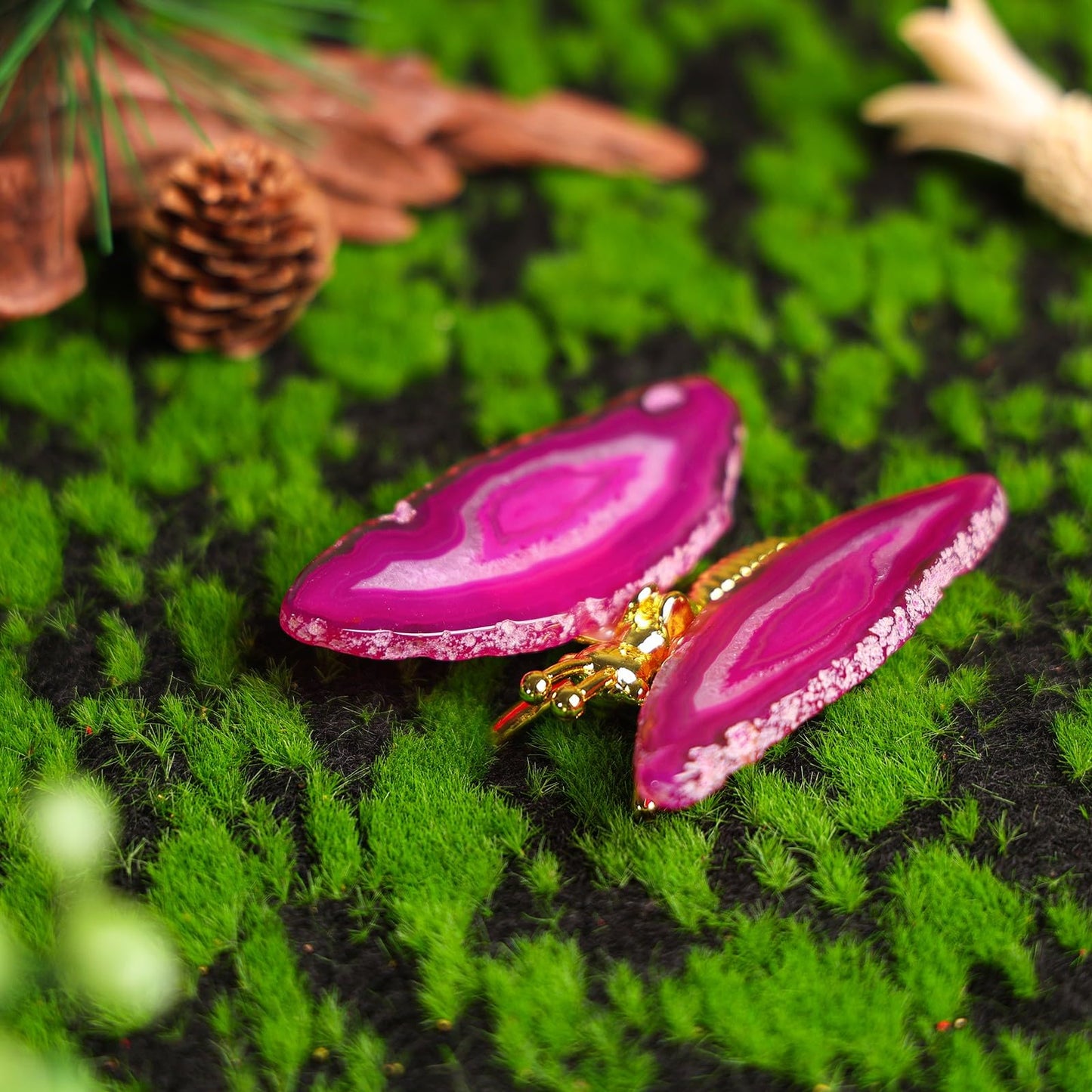 dssmboom Pack of 2 Geode Agate Slice Butterfly Figurine for Desktop Decor, Golden Butterfly with Fuchsia Agate Slice Wings for Collection or Display