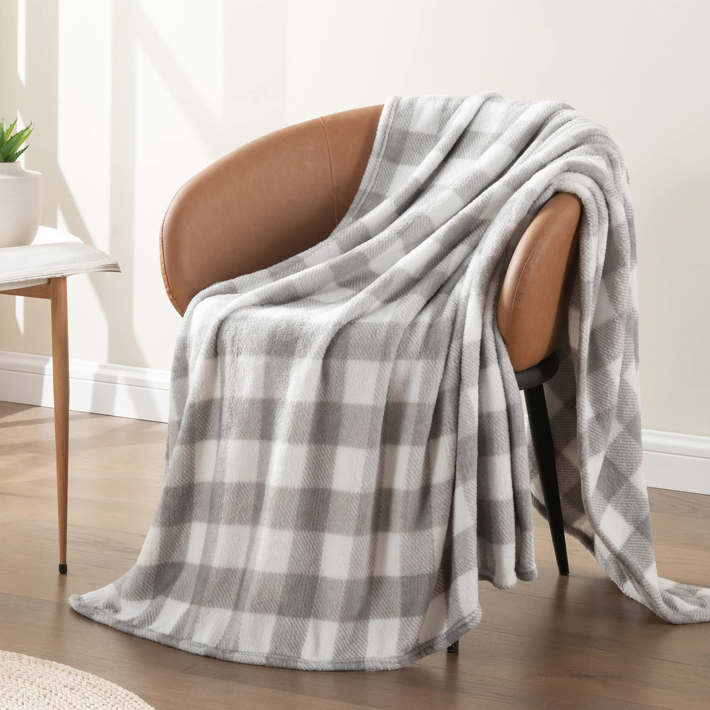 BEDELITE Fleece Throw Blanket for Couch Sofa Bed, Buffalo Plaid Decor Grey and White Checkered Blanket, Cozy Fuzzy Soft Lightweight Warm Blankets for All Seasons