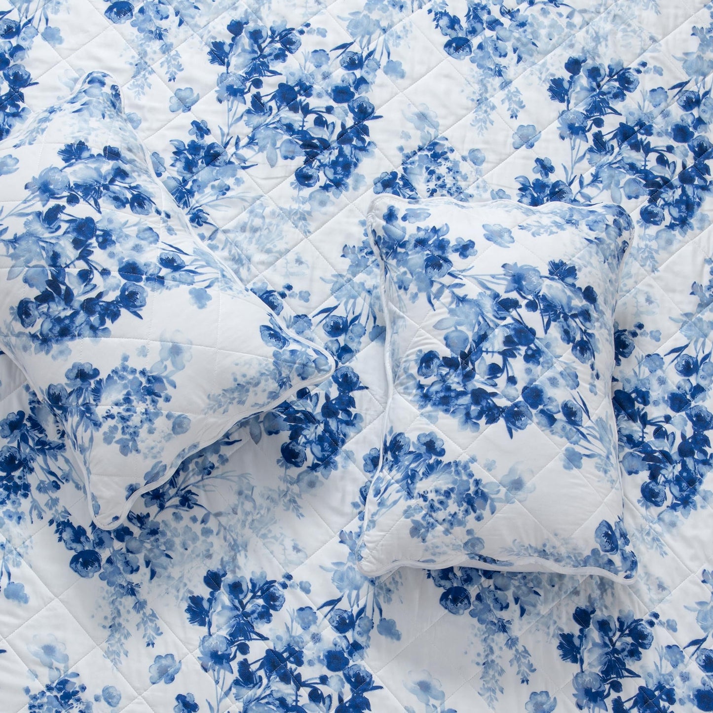 Great Bay Home Floral King Quilt Set with Shams, Blue Floral Bedding Set, All-Season, Lightweight Bedspread. Reversible, Farmhouse Bedding. (King, Jacqueline)