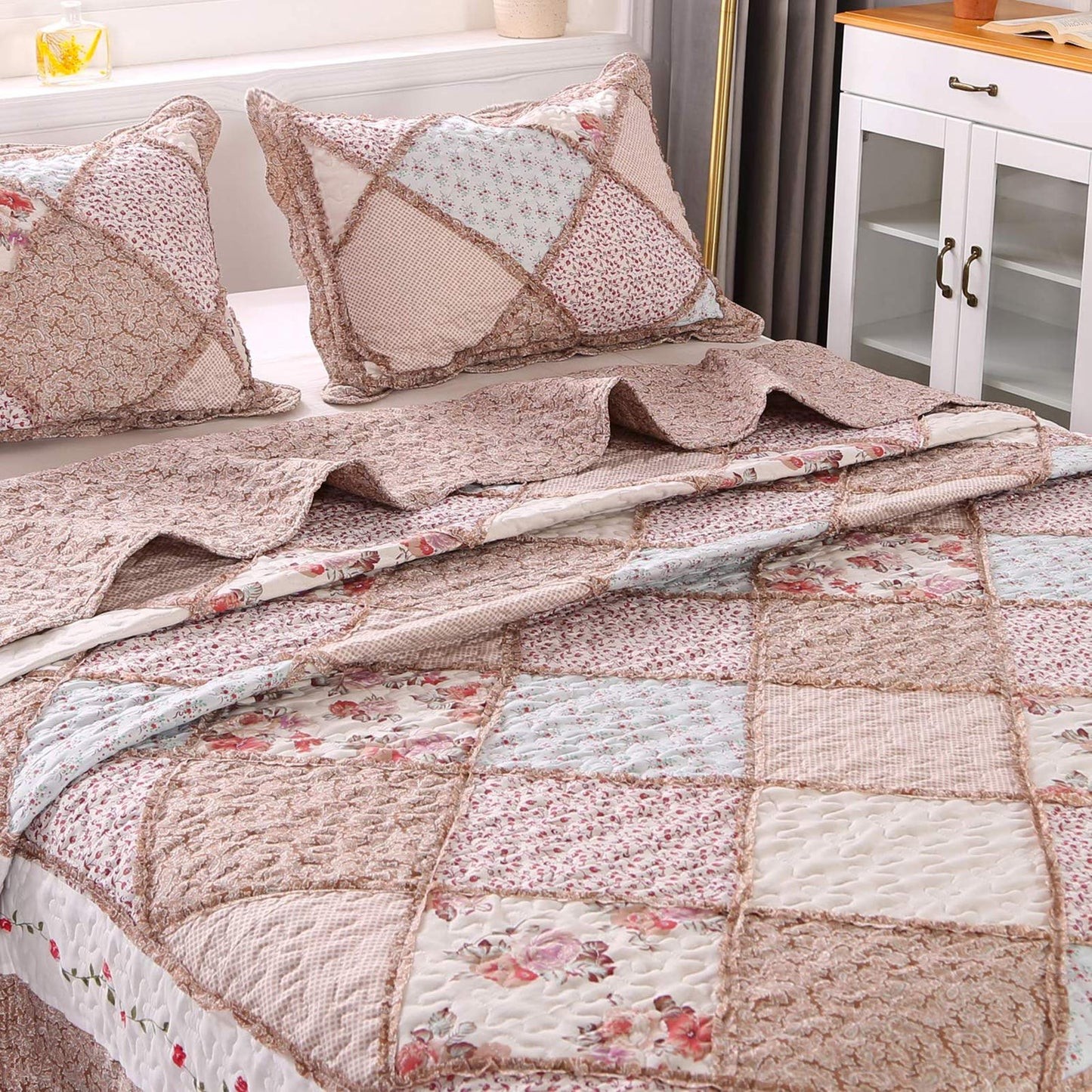 VIVILINEN Queen Size Quilt Set 3-Piece Light Pink Floral Patchwork Reversible Quilted Bedspread Coverlet Set Lightweight Comforter Bedding Set Bed Sheet Set Cover Blanket with 2 Pillow Shams