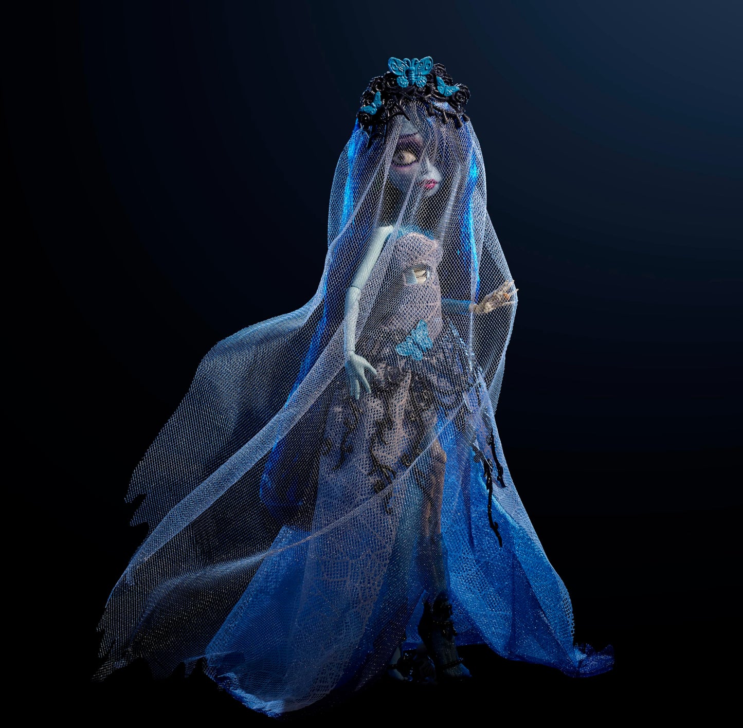 Monster High Skullector Doll, Corpse Bride Emily Collectible in Gothic Spiderweb Wedding Dress with Accessories Like Gauze Veil and Doll Stand