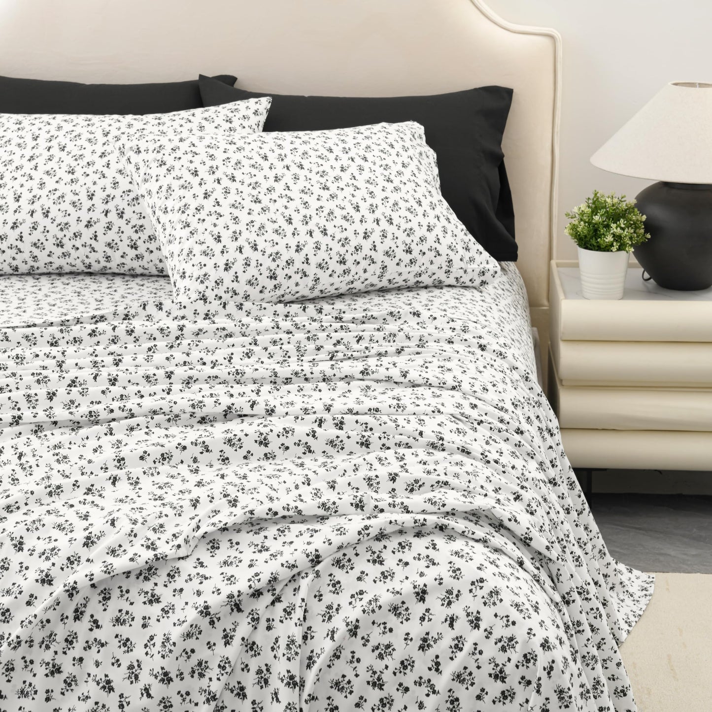 Spirit Linen home 6-Piece King Size Bed Sheet Set - Deep Pocket, Floral Pattern, Soft and Breathable Bed Sheets, Microfiber Material, Includes 1 Fitted, 1 Flat, 4 Pillowcases - Black Ditsy Floral