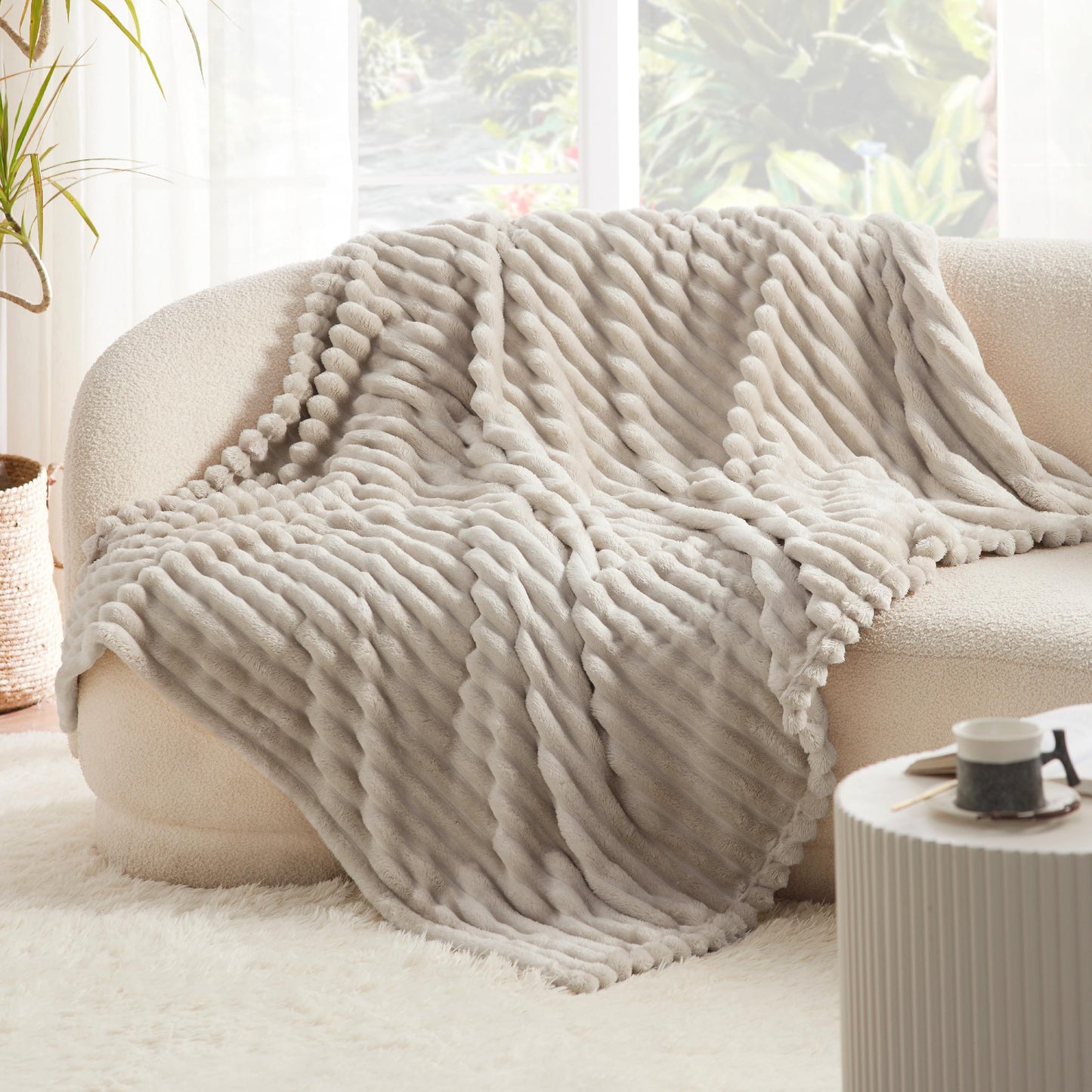 Bedsure Fleece Throw Blanket（White ＆ Beige）