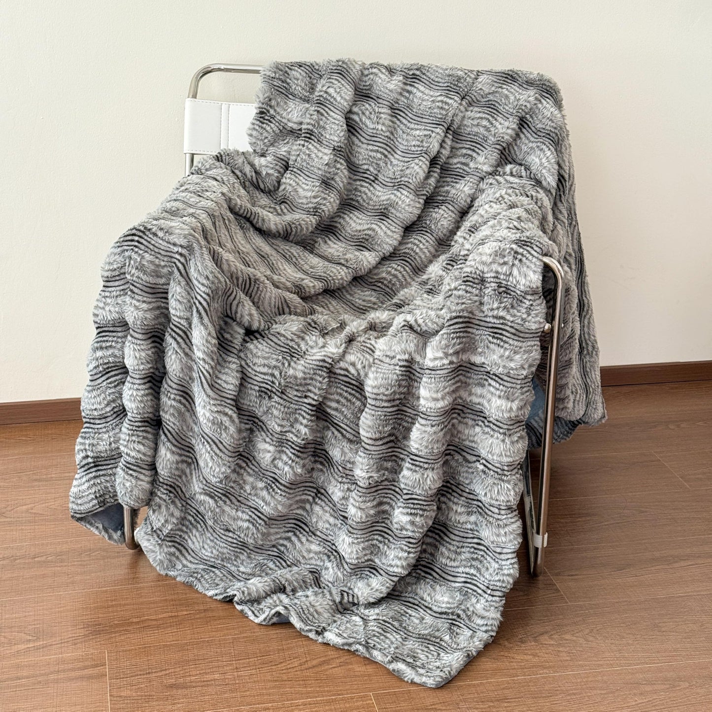 Luxury Wave-Textured Faux Fur Throw Blanket for Couch, Fuzzy Soft Plush Thick Bubble Blanket for Sofa Bedroom Living Room, 50 * 60 Inches
