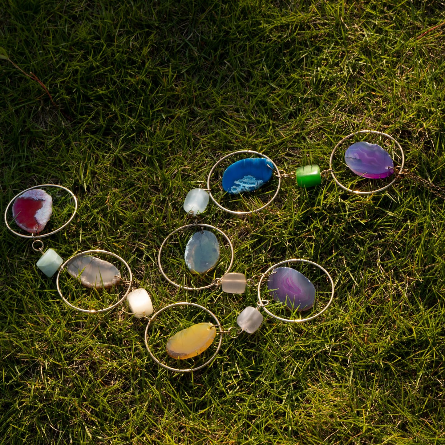Chakra Agate and Crystal Gemstone Decor Natural Raw Stones Hanging Ornament, Handmade 7 Chakra Healing Crystal Decoration for Home Window Entryway Hallway Feng Shui Yoga Meditation Car Handmade Gift