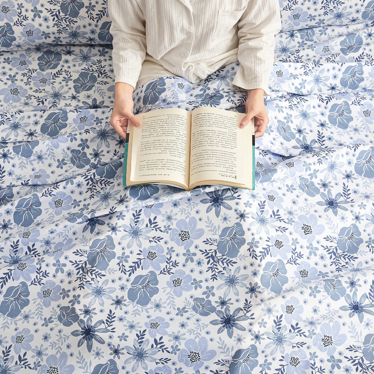 Mooreeke Full Size Sheets Set - 4 Piece Soft Breathable Microfiber Bed Sheet Set - Blue & White Flower Pattern Sheet Set Full - Deep Pocket Non-Slip Floral Fitted Sheet Included for All Season