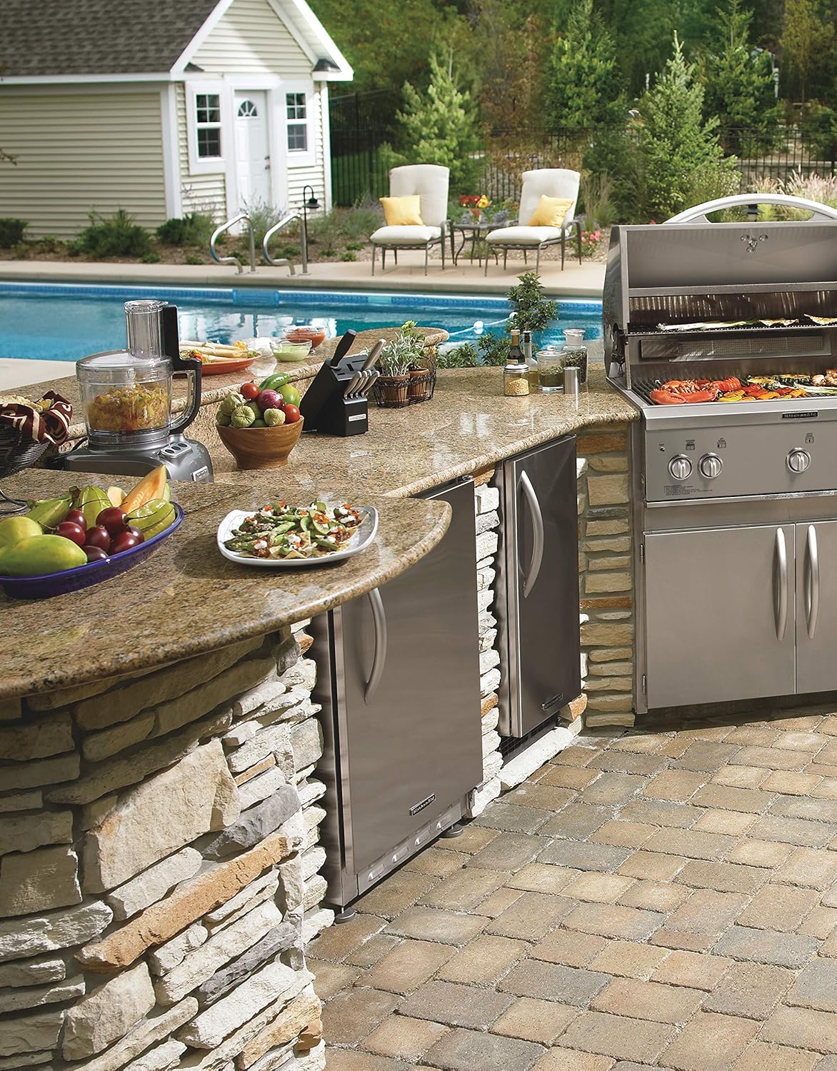 Outdoor Kitchens: Ideas for Planning, Designing, and Entertaining (Creative Homeowner) Over 300 Photos and Advice on Location, Size, Features, Appliances, Cost, Heating, Cooling, Furniture, and More
