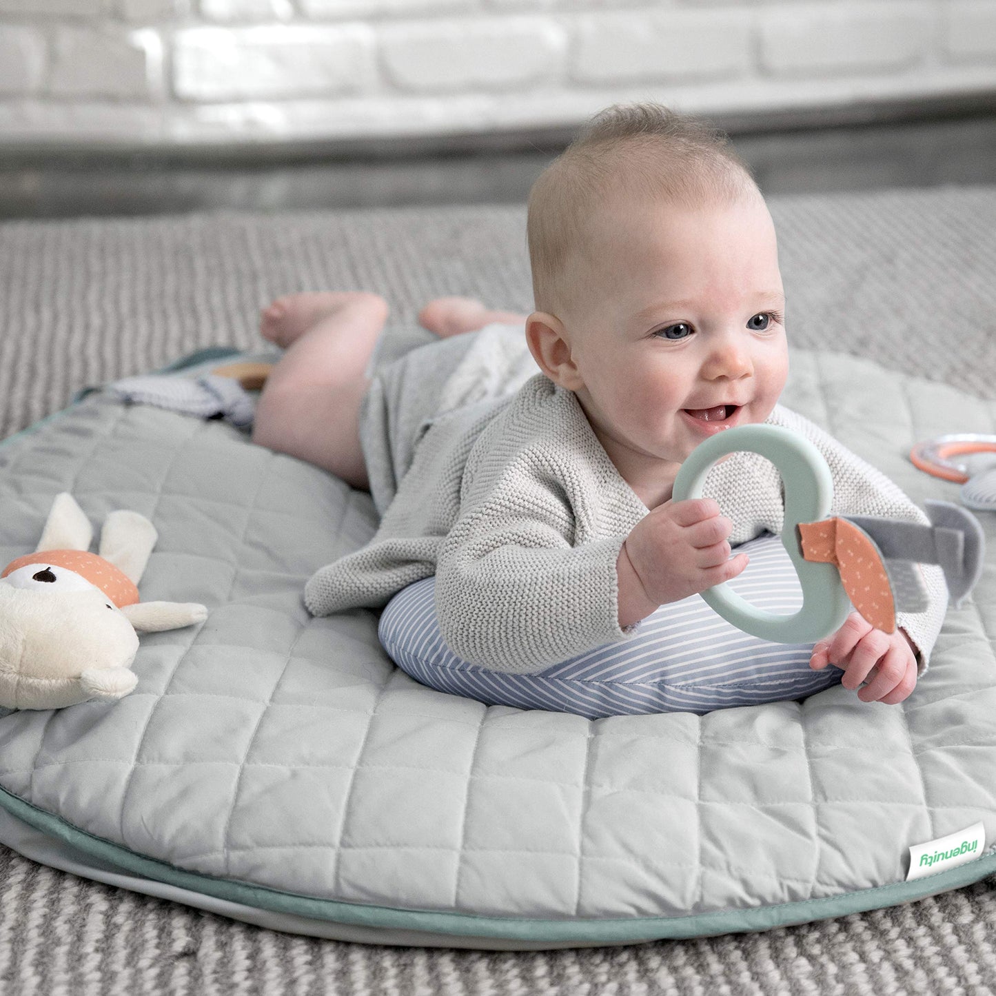 Ingenuity, Cosy Spot Reversible Duvet Activity Gym and Padded Play Mat with Wooden Removable Toy Bar, 6 Detachable Toys, Foldable for Easy Transport, Neutral Design - Loamy, Ages Newborn +
