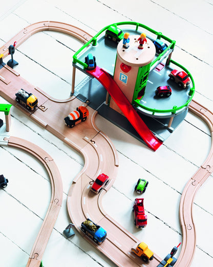 BRIO 33204 Parking Garage for Kids Age 3 Years Up - Compatible with all BRIO Railway Train Sets & Accessories, Multicoloured
