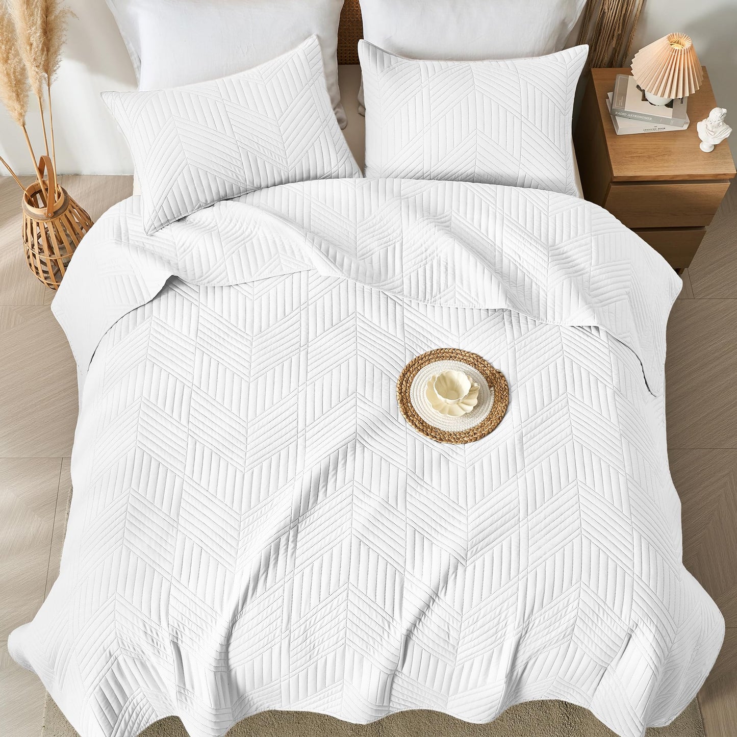 Davulos Queen Quilt Bedding Set,White Ultrasonic Full/Queen Quilt Set Reversible Microfiber Bedspread,Lightweight Soft Modern Geometric Coverlet Set for All Seasons(1 Quilt,2 Pillow Shams)