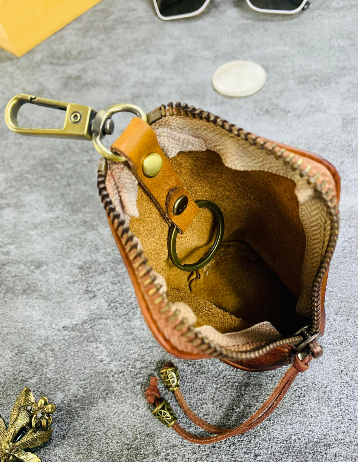 duyugeng Genuine Leather Key Pouch with Belt Clip, Vintage Key Holder Coin Purse with Key Ring, Compact EDC Key Organizer for Men, Clip On Jeans Key Case
