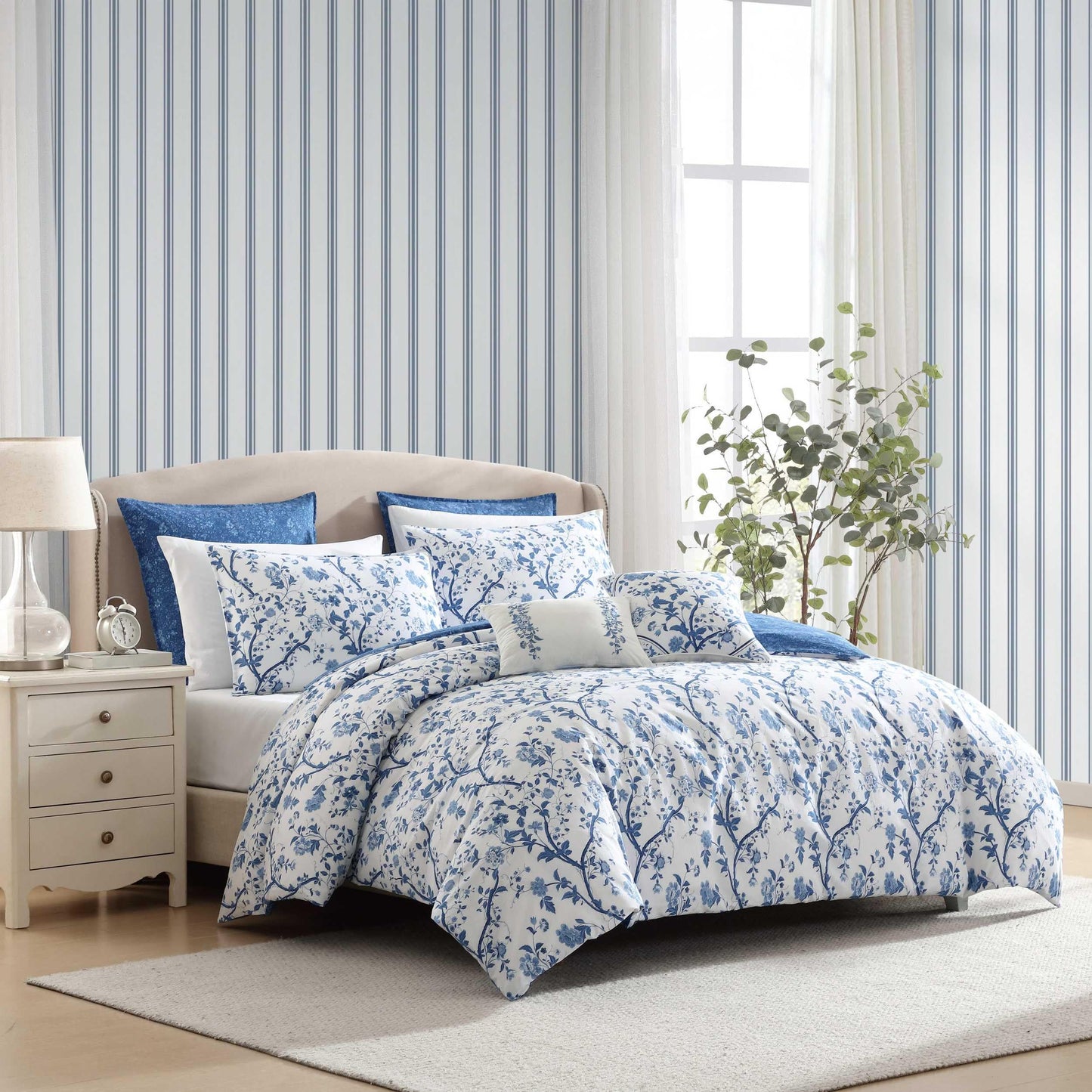 Laura Ashley – Queen Comforter Set, Reversible Floral Bedding with Matching Shams & Bonus Decorative Pillows, Medium Weight, 7-Piece, College Dorm Room Essentials (Elise Blue)