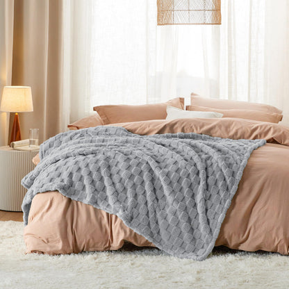 Bedsure Fleece Throw Blanket for Sofa - Soft Cosy Checkered Blankets for Women and Girls, Fluffy Warm Single Throw for Bed, Grey, 127x152 cm