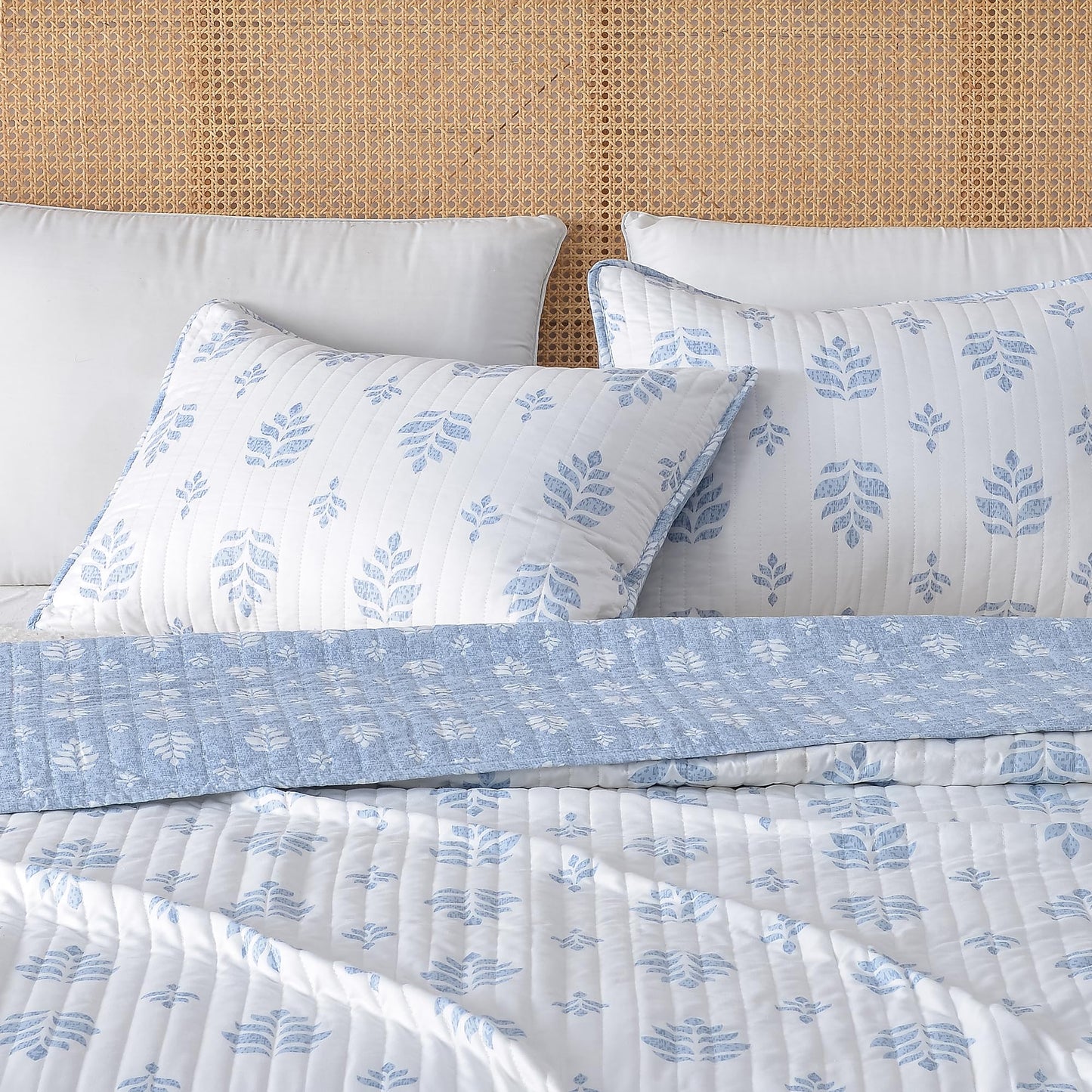 Great Bay Home Floral Twin/Twin XL Quilt Set with Shams, French Floral Bedding Set, All-Season, Lightweight Bedspread. Reversible, Farmhouse Bedding. (Twin/Twin XL, Colette)