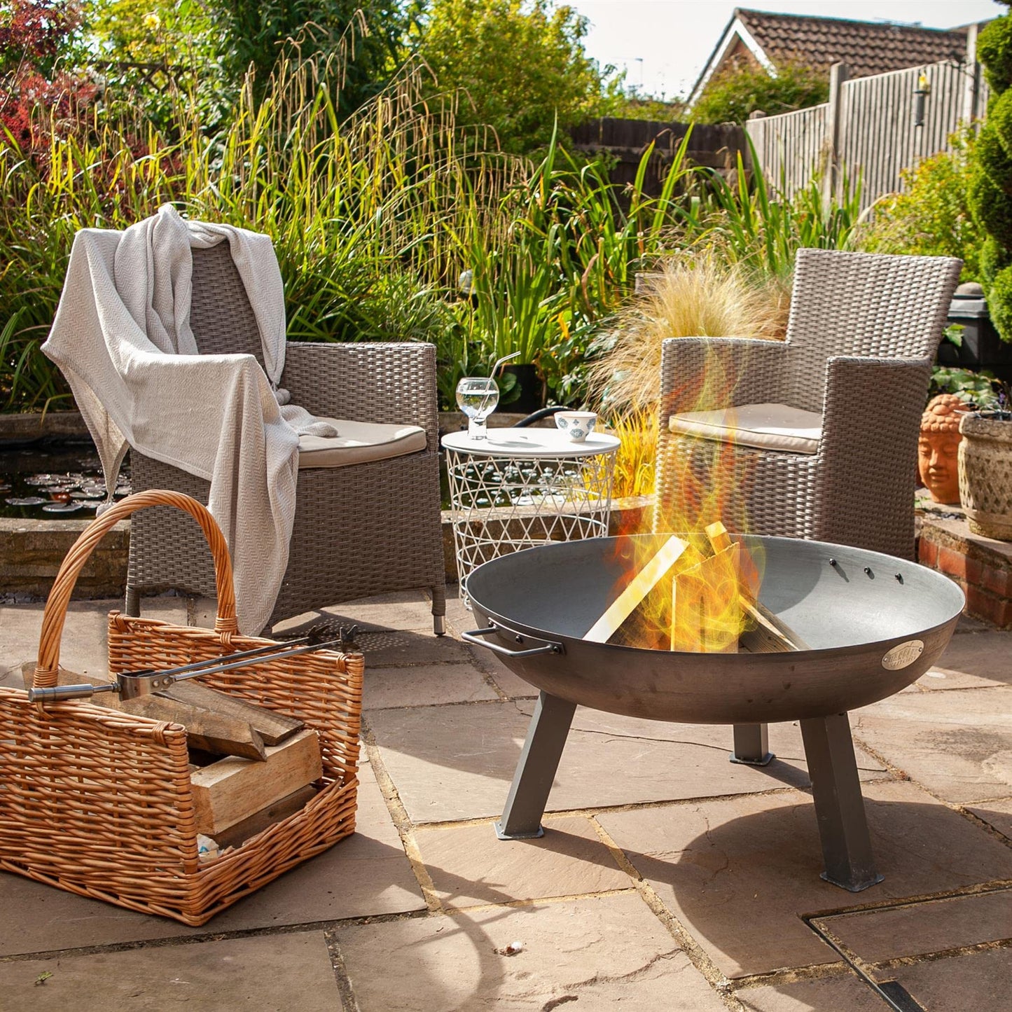Harbour Housewares 75cm Cast Iron Fire Pit - Outdoor Garden Fire Bowl Frazier Garden Patio Heater Stove for Wood Logs, Charcoal Burning, BBQ, Camping Firepit
