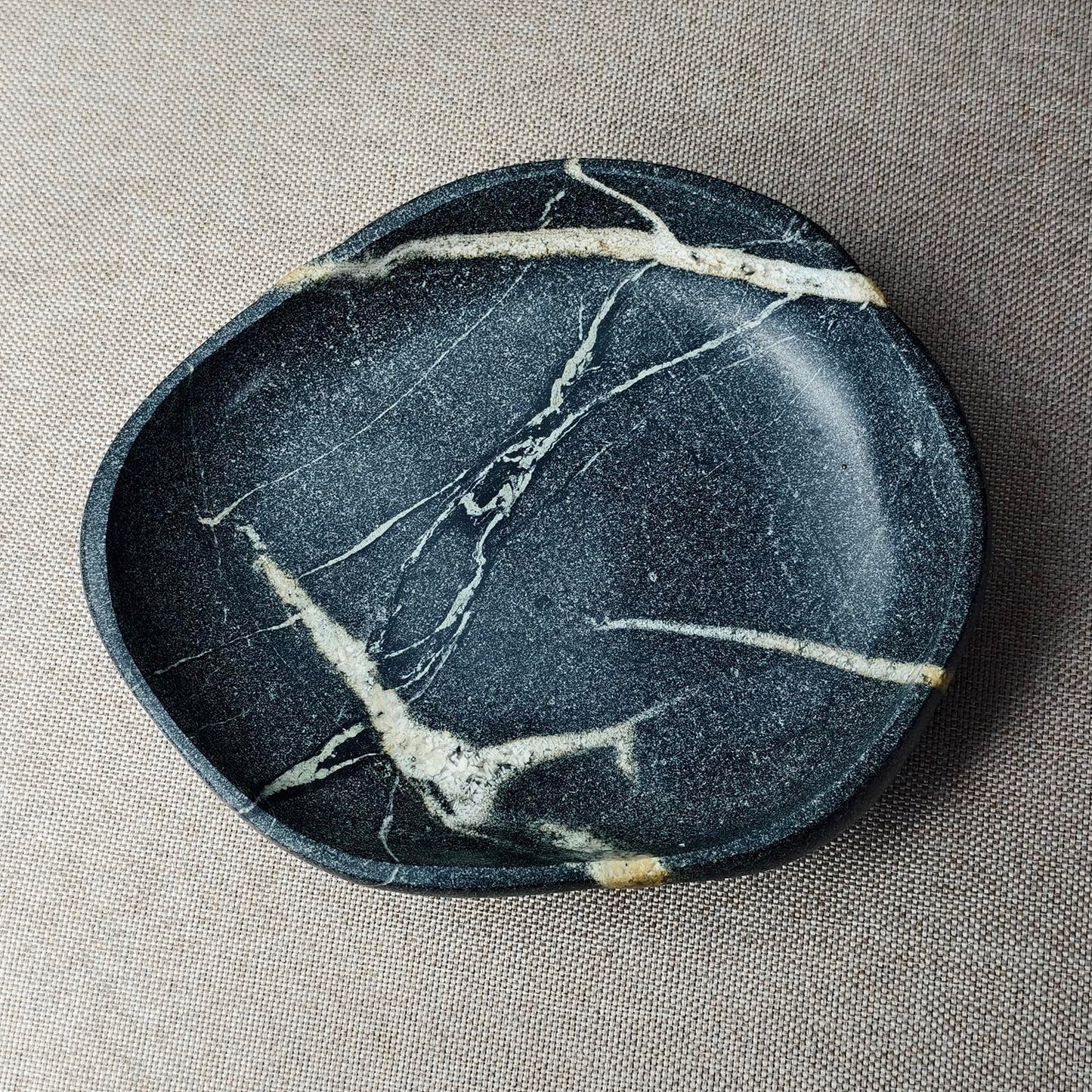 XIOFU Handmade Decorative Bowl - Natural River Stone Pebble Artisan Crafted Serving Dish | 4-6 Inch Unique Decorative Tray for Home Centerpiece, Jewelry Holder (black)