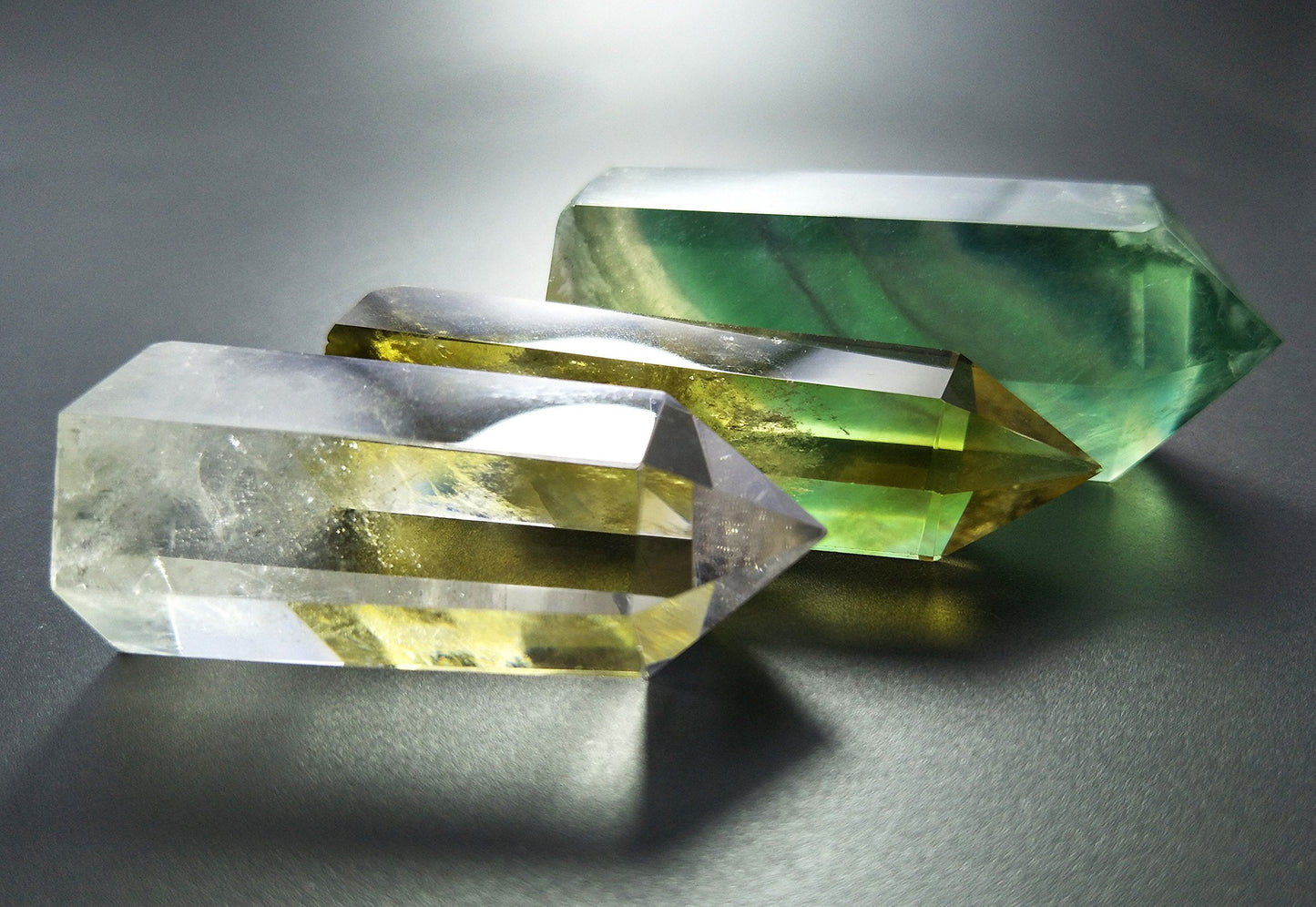 Set of 3 Natural Crystal Wands – Clear Quartz, Citrine (Yellow Quartz) & Fluorite, Faceted & Pointed Energy Wands for Reiki, Chakra Meditation, Crystal Healing, Crystal Decor & Home Décor