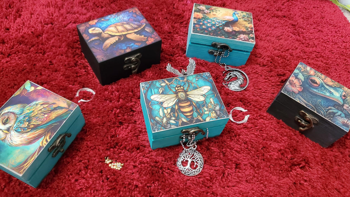 JB&C Premium Bee Trinket Box Small Jewelry Keepsake Box | Earrings Necklace Storage Box for Girls Women | Bee lovers Gift Idea, Animals Ornaments for Home Décor (3BES)