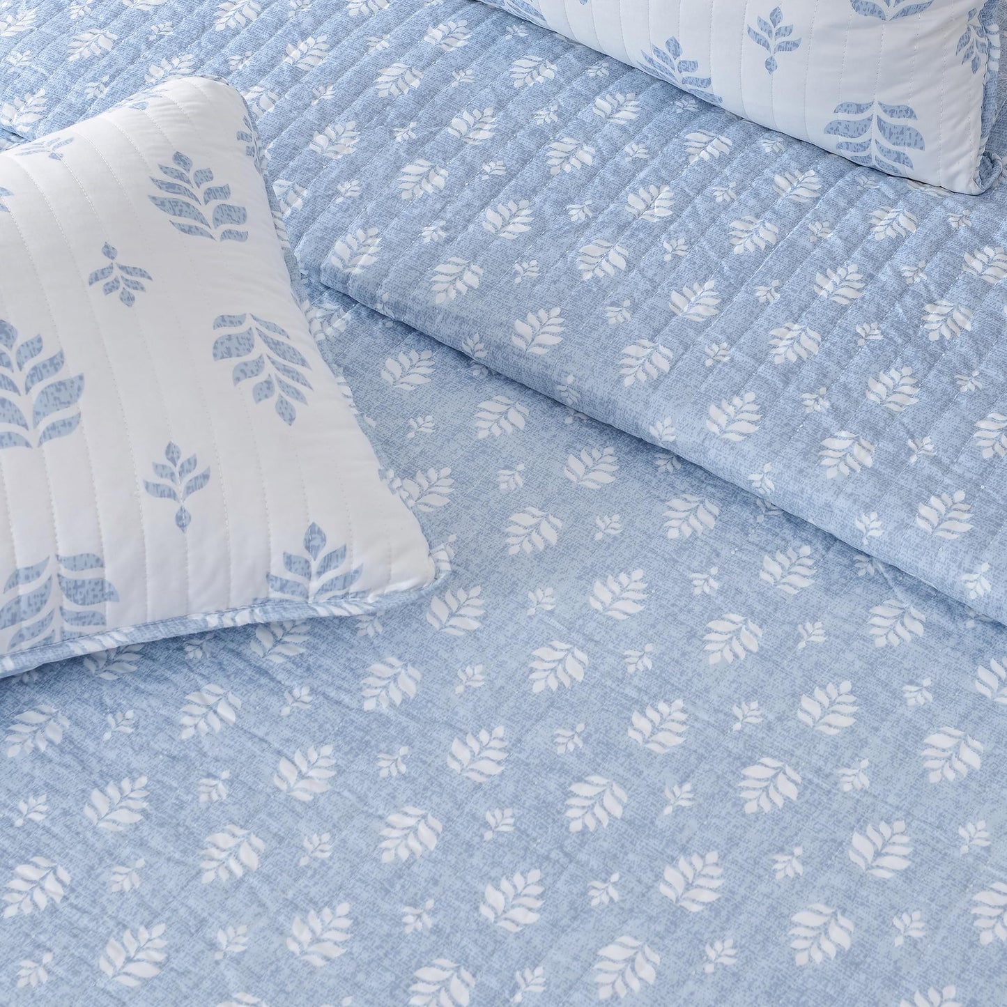 Great Bay Home Floral King Quilt Set with Shams, French Floral Bedding Set, All-Season, Lightweight Bedspread. Reversible, Farmhouse Bedding. (King, Colette)