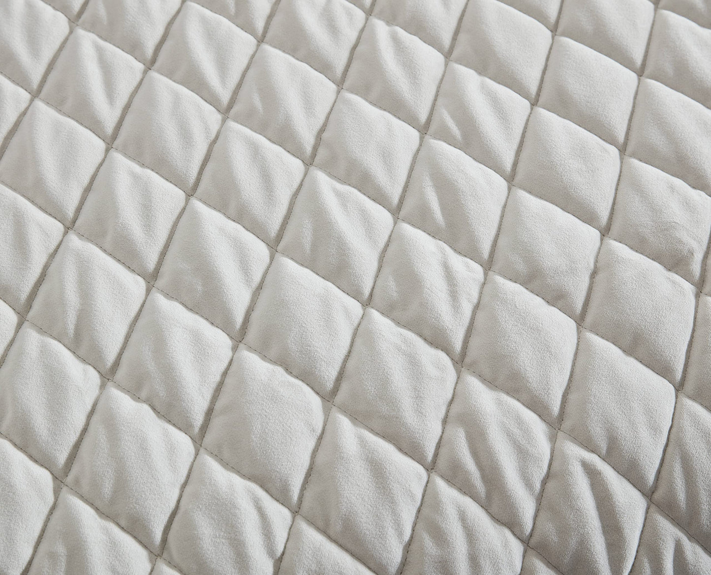 Vera Wang - Queen Quilt Set, Super Soft Bedding Set with Matching Shams, Modern Room Essentials (Diamond Velvet Natural, Queen)