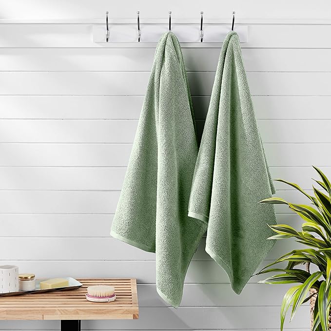 Amazon Basics 2-Pack Quick-Dry Lightweight Moisture Absorbing Bath Towel