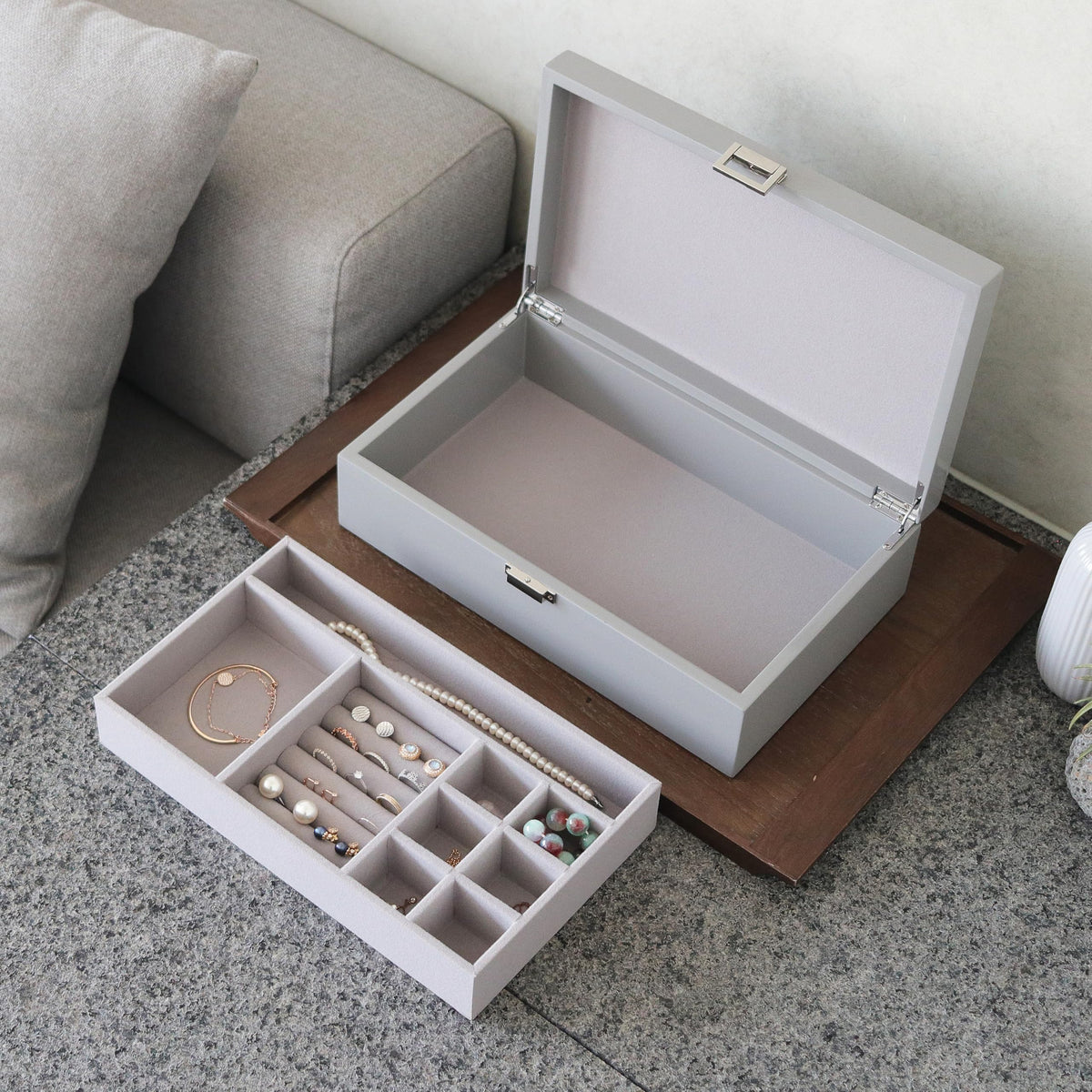 MADDesign Mother of Pearl Jewelry Organizer Box Handmade Lacquered Flower Petals Pattern (Gray)