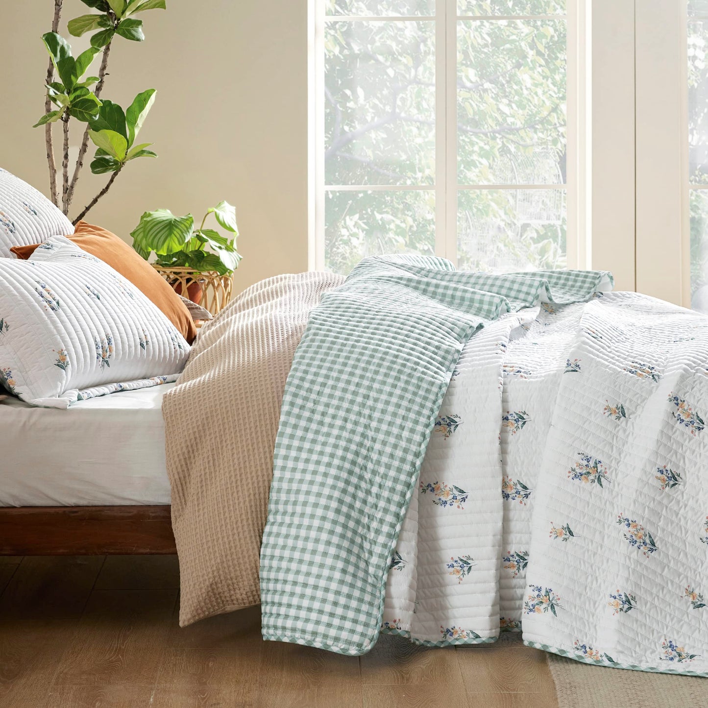 Bedsure Floral Quilt Queen Size - Reversible Botanical Floral Comforter, Spring Lightweight Bedspread Quilted Bedding, Soft Microfiber Coverlet for All Seasons (90"x96")