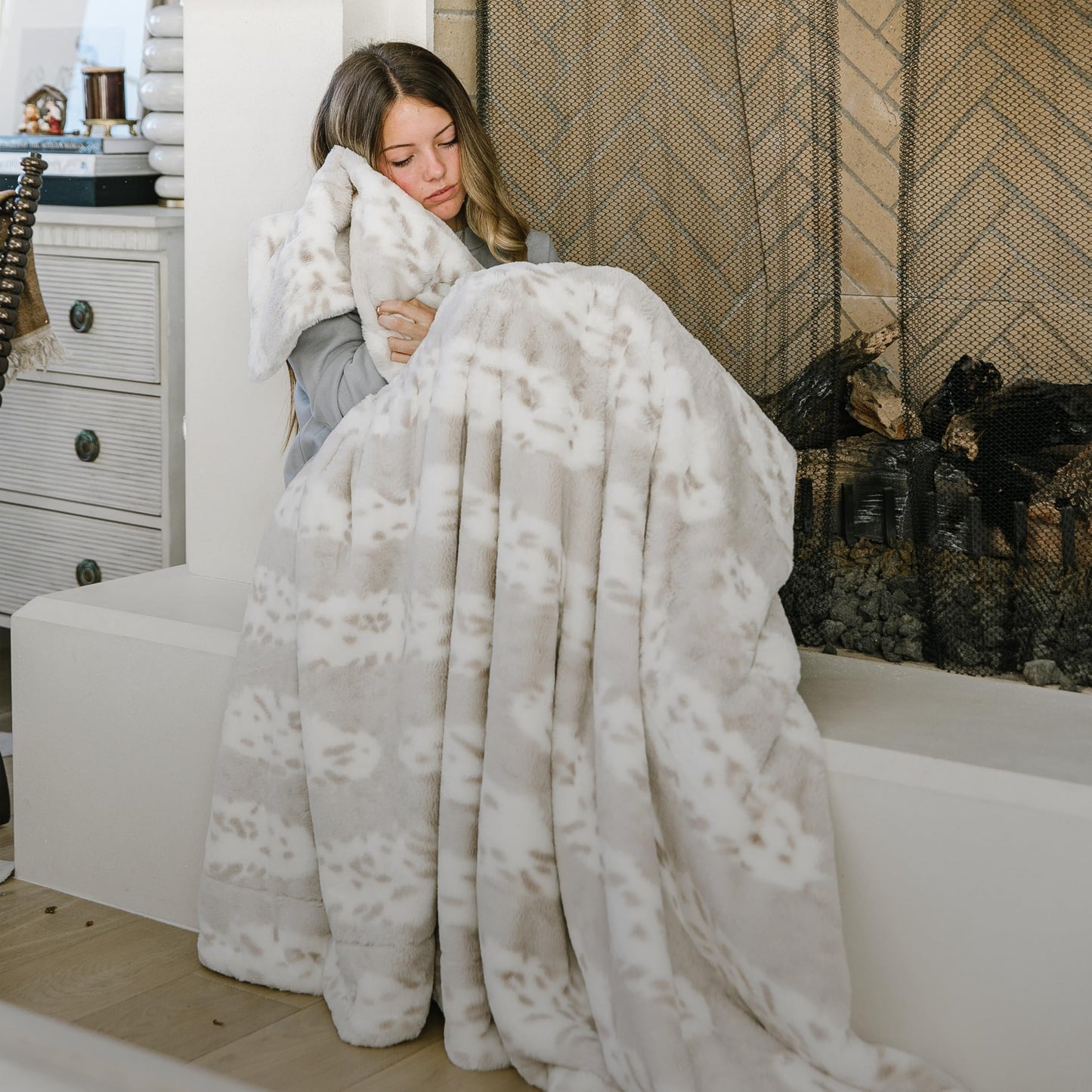 Minky Designs Arctic Lynx Minky Blanket – Ultra Soft Faux Fur Throw Blanket for Couch, Bed & Home – Fluffy, Warm & Luxurious – Posh Collection (Large, 60x72)